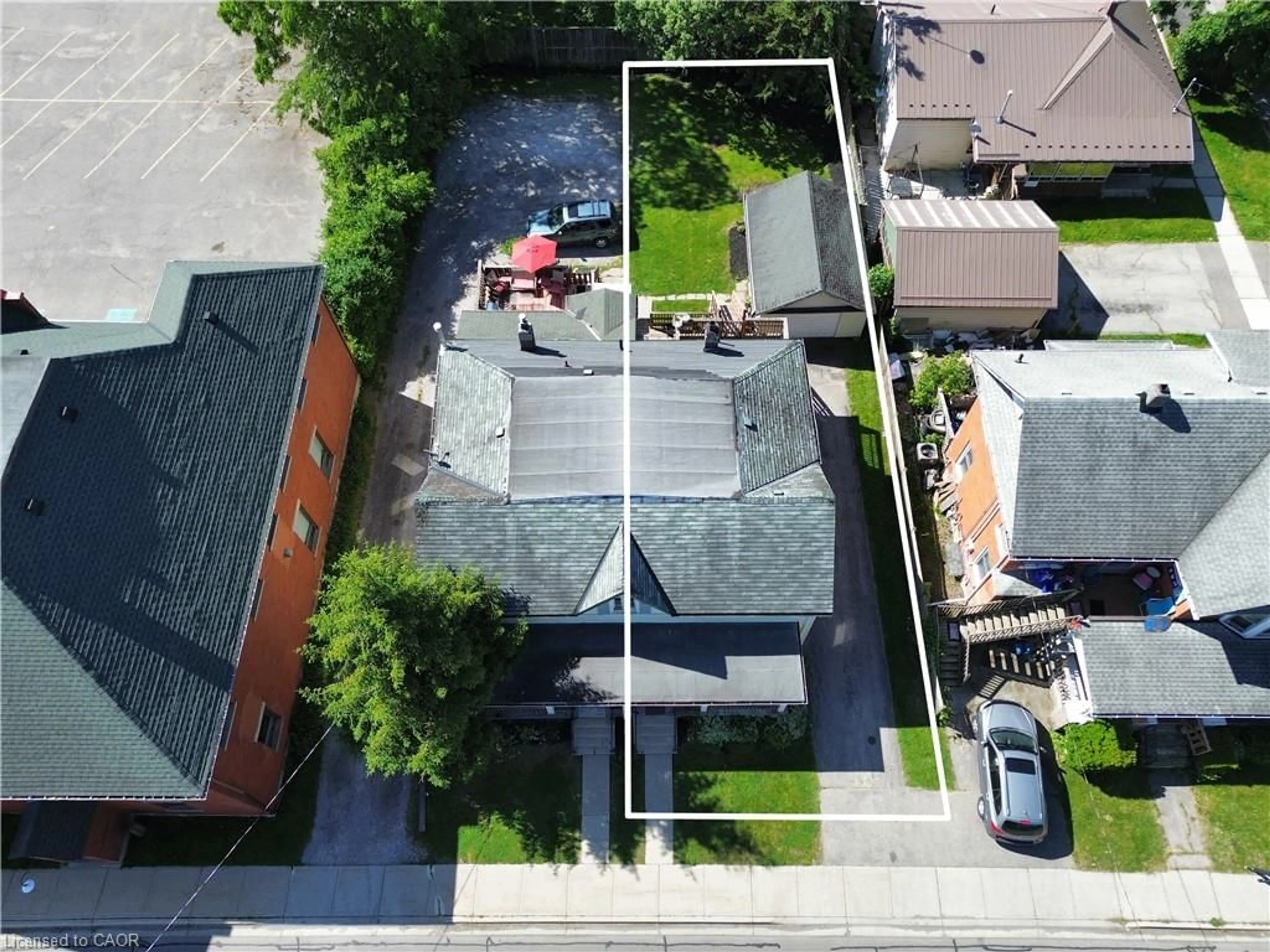 A pic from outside/outdoor area/front of a property/back of a property/a pic from drone, street for 102 Stanley St, Simcoe Ontario N3Y 1M4