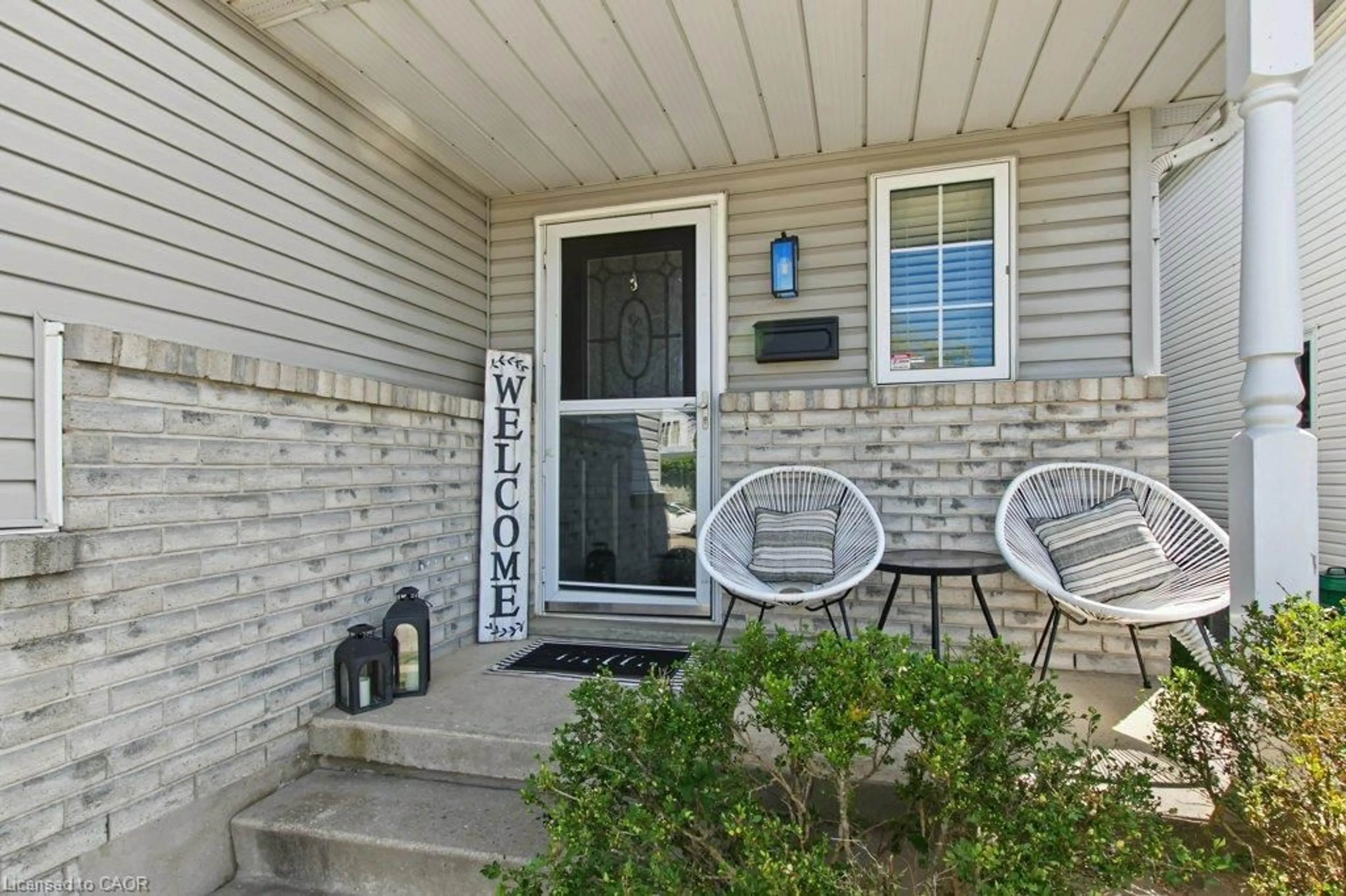 Indoor entryway for 347 Bankside Dr, Kitchener Ontario N2N 3K1