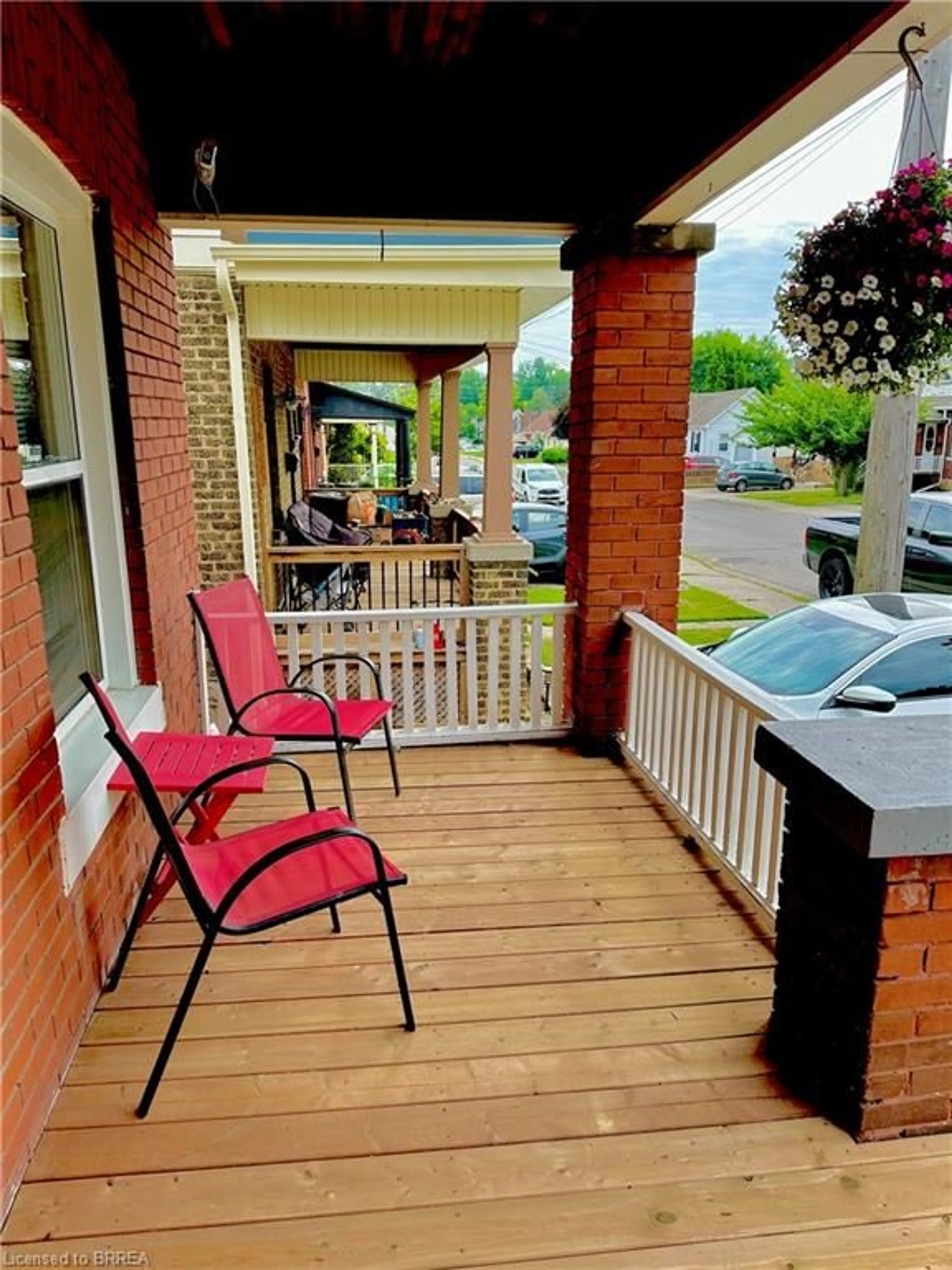 Patio, street for 104 Mary St, Brantford Ontario N3S 3B7