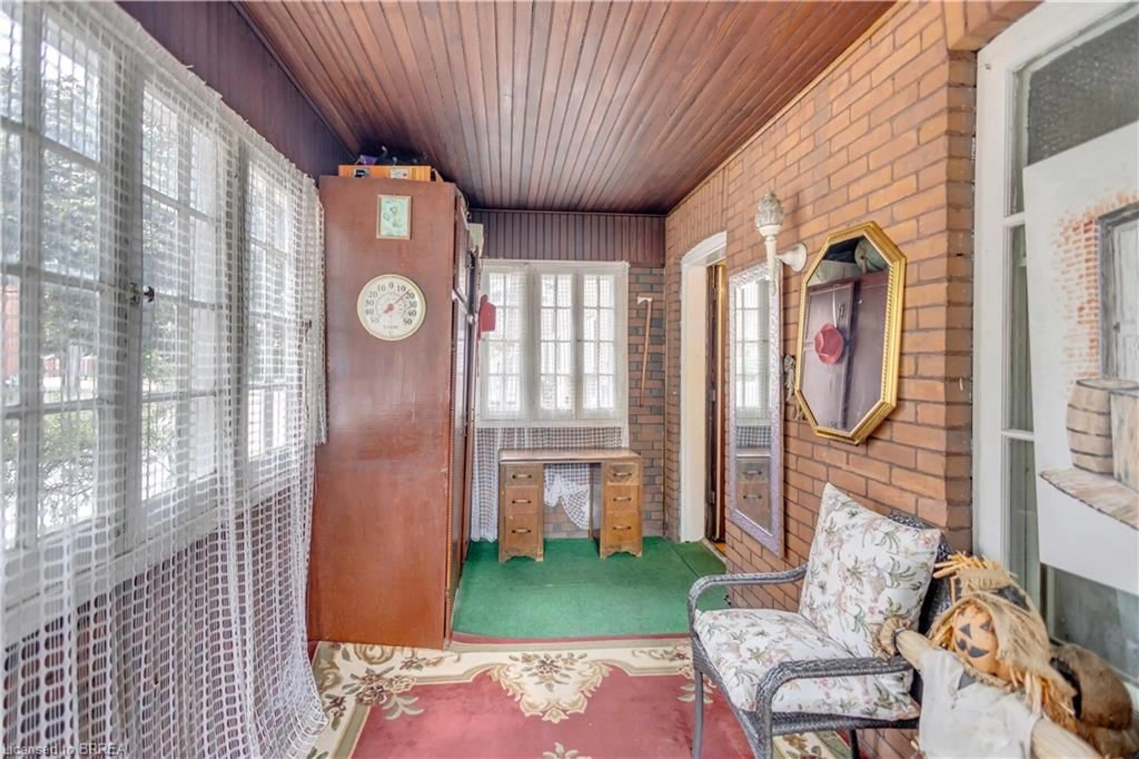 Indoor foyer for 113 Sydenham St, Brantford Ontario N3R 3Y7