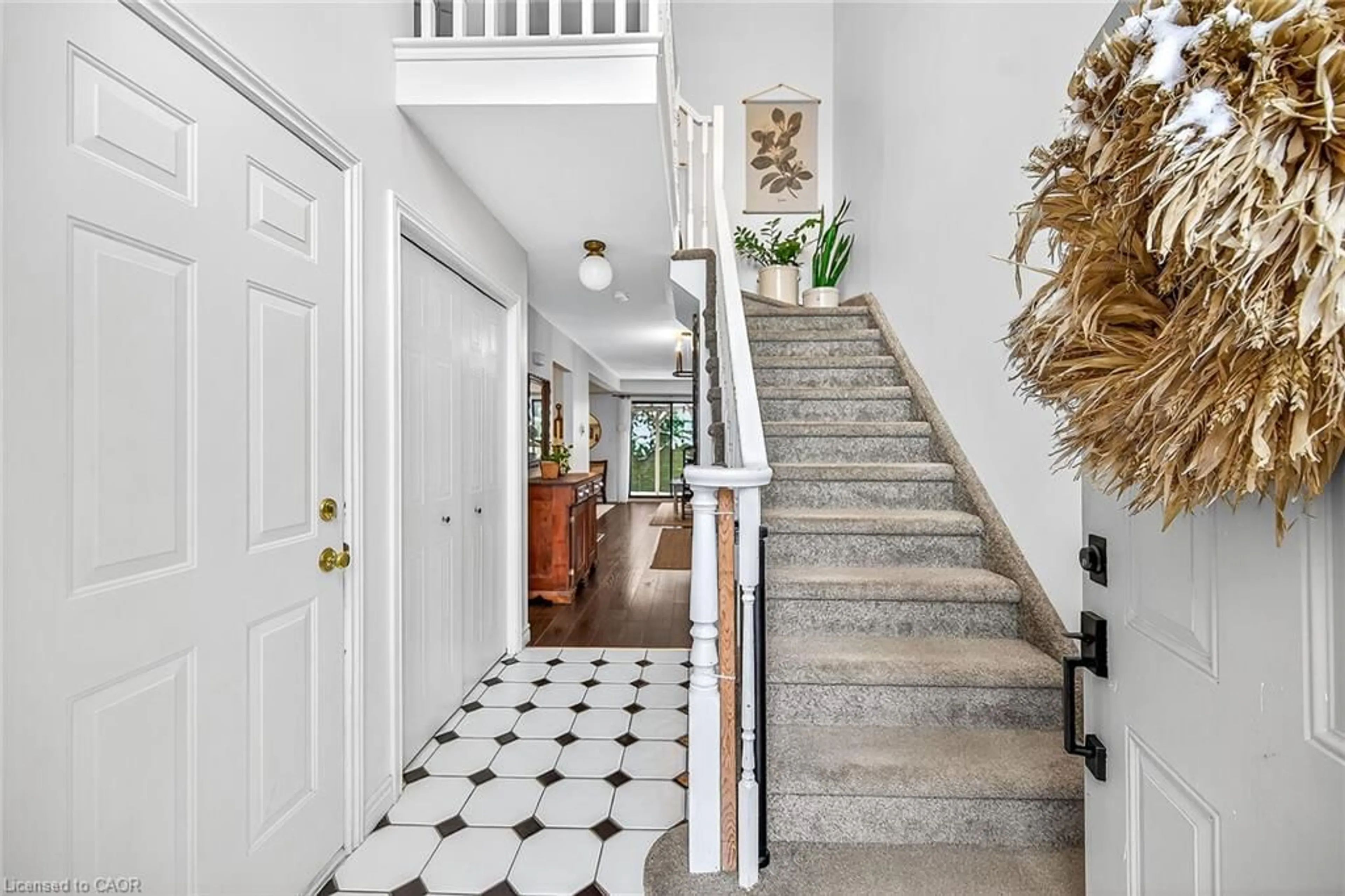 Indoor entryway for 54 Argyle St #1, Caledonia Ontario N3W 1H9