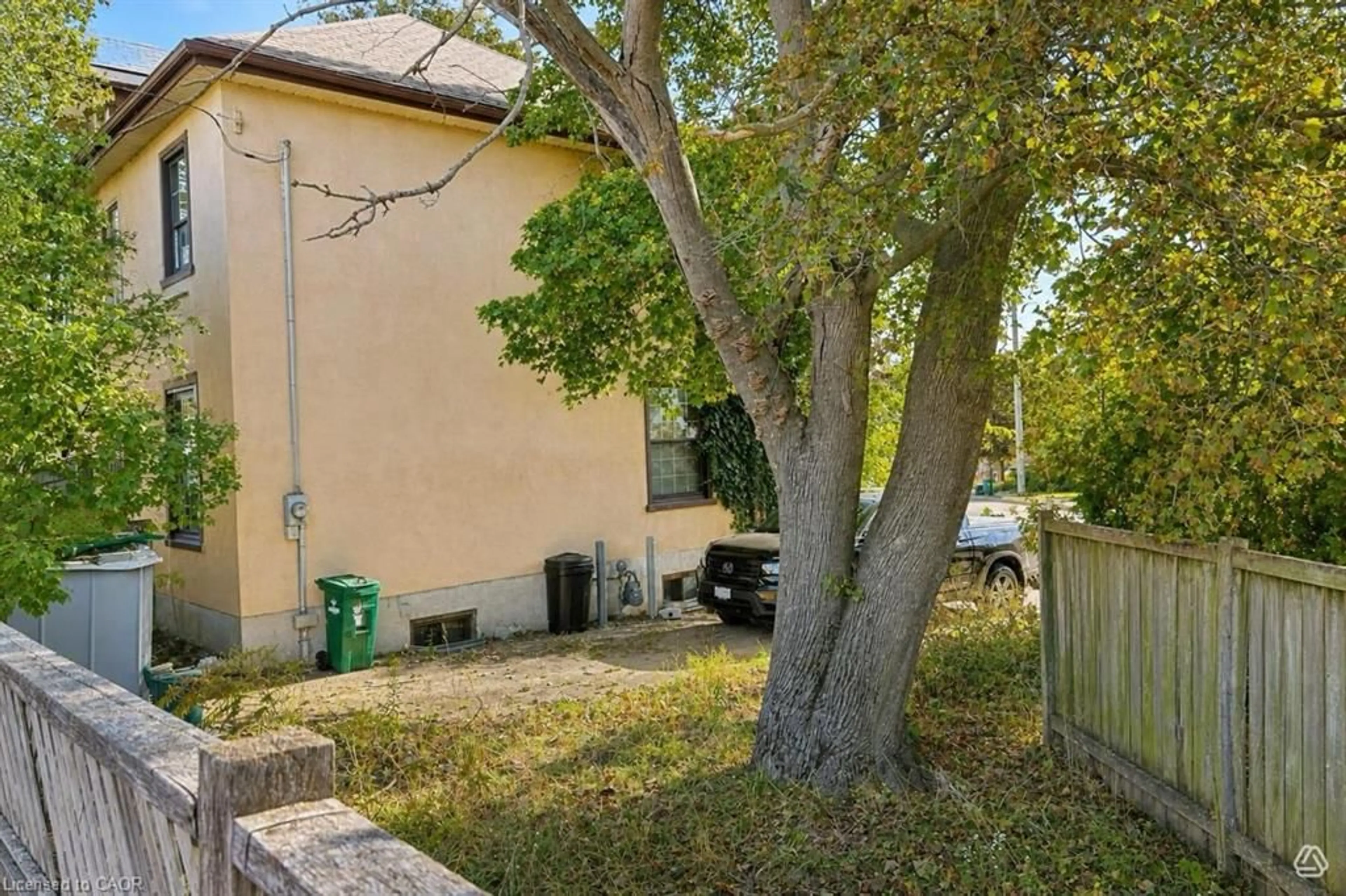 Patio, street for 199 St Andrews St, Cambridge Ontario N1S 1N4
