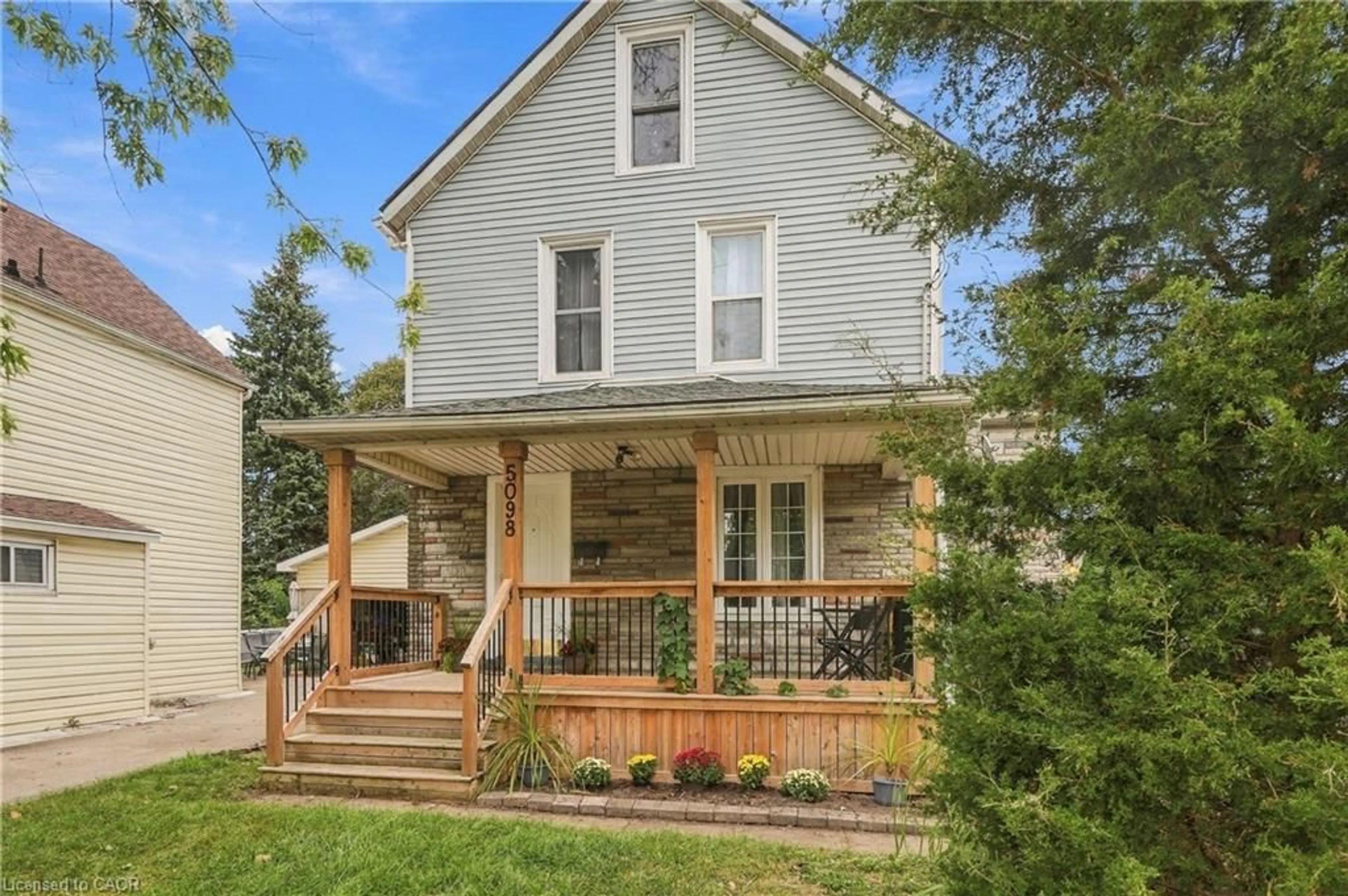 Home with vinyl exterior material, street for 5098 St Lawrence Ave, Niagara Falls Ontario L2E 3Y8