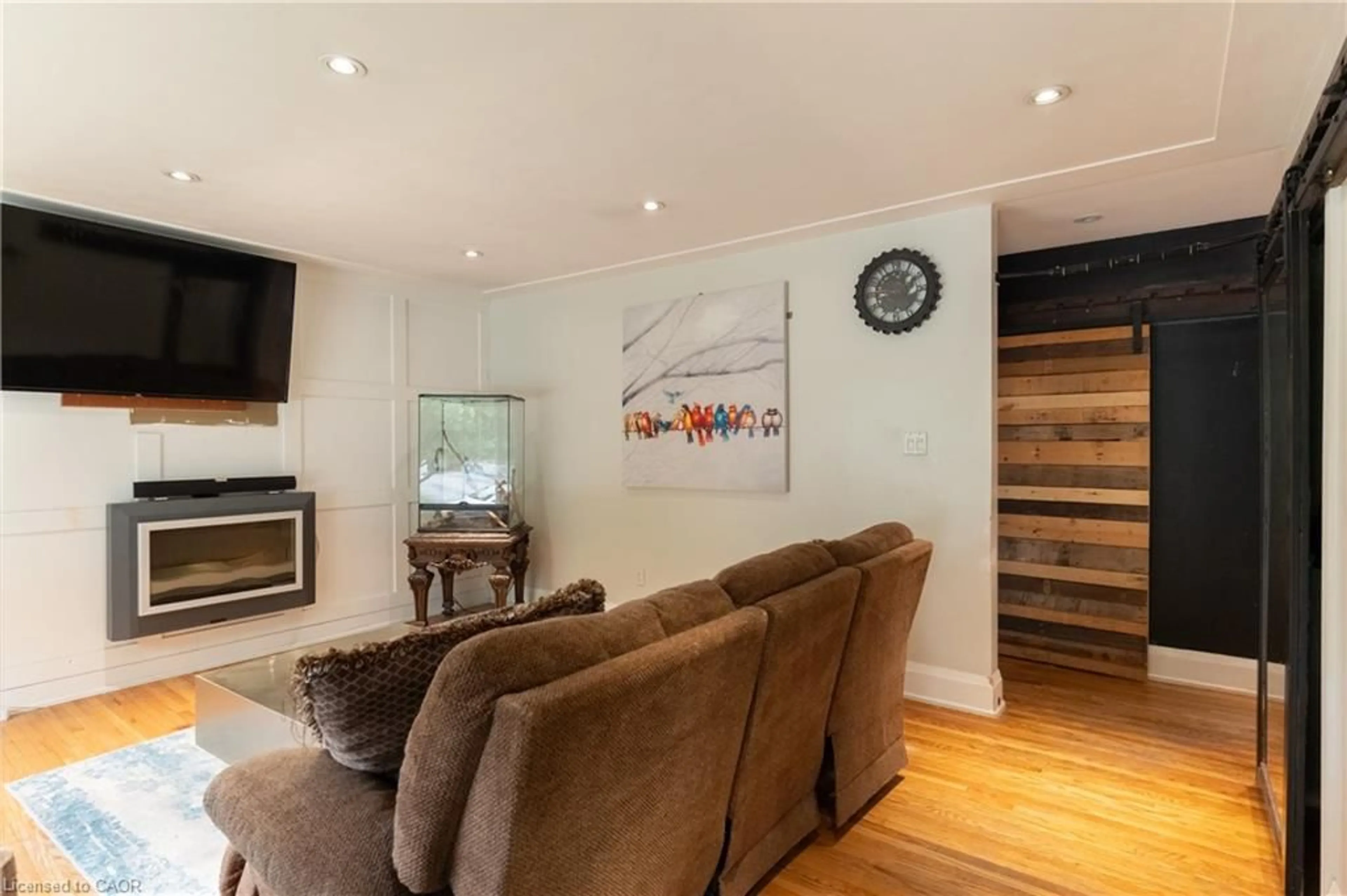 Living room with furniture, wood/laminate floor for 83 East 15th St, Hamilton Ontario L9A 4E8