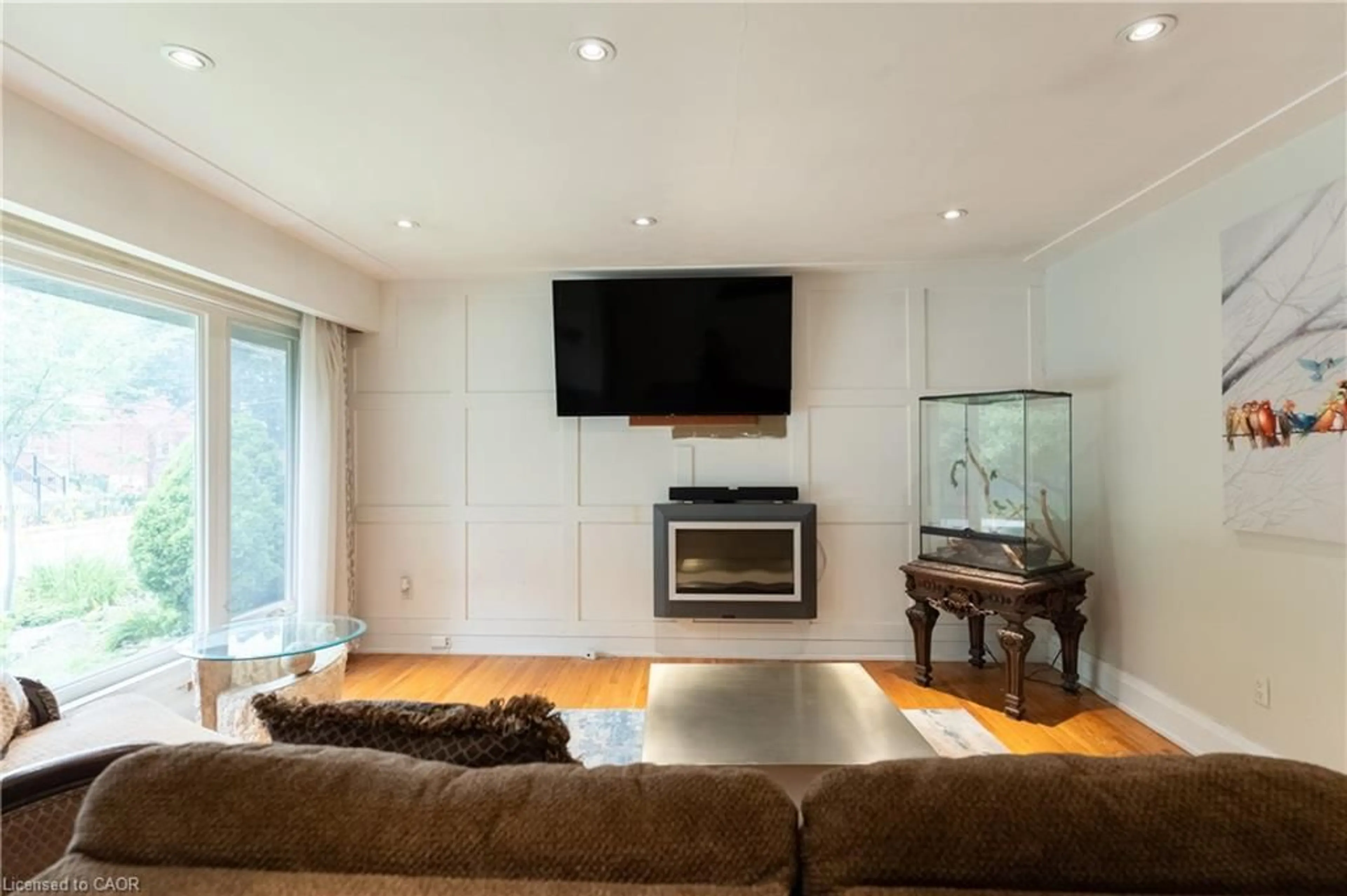 Living room with furniture, wood/laminate floor for 83 East 15th St, Hamilton Ontario L9A 4E8