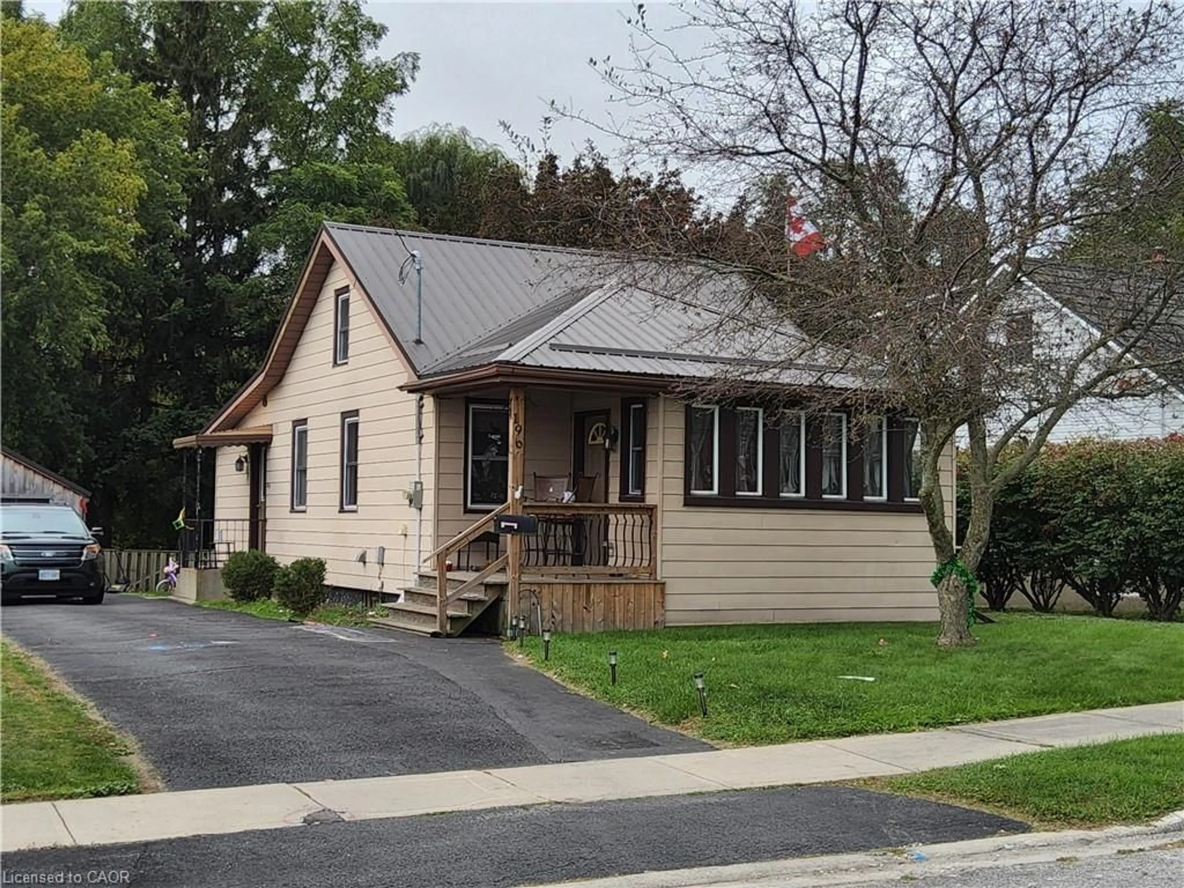 Home with vinyl exterior material, street for 196 North Main St, Simcoe Ontario N3Y 2M3
