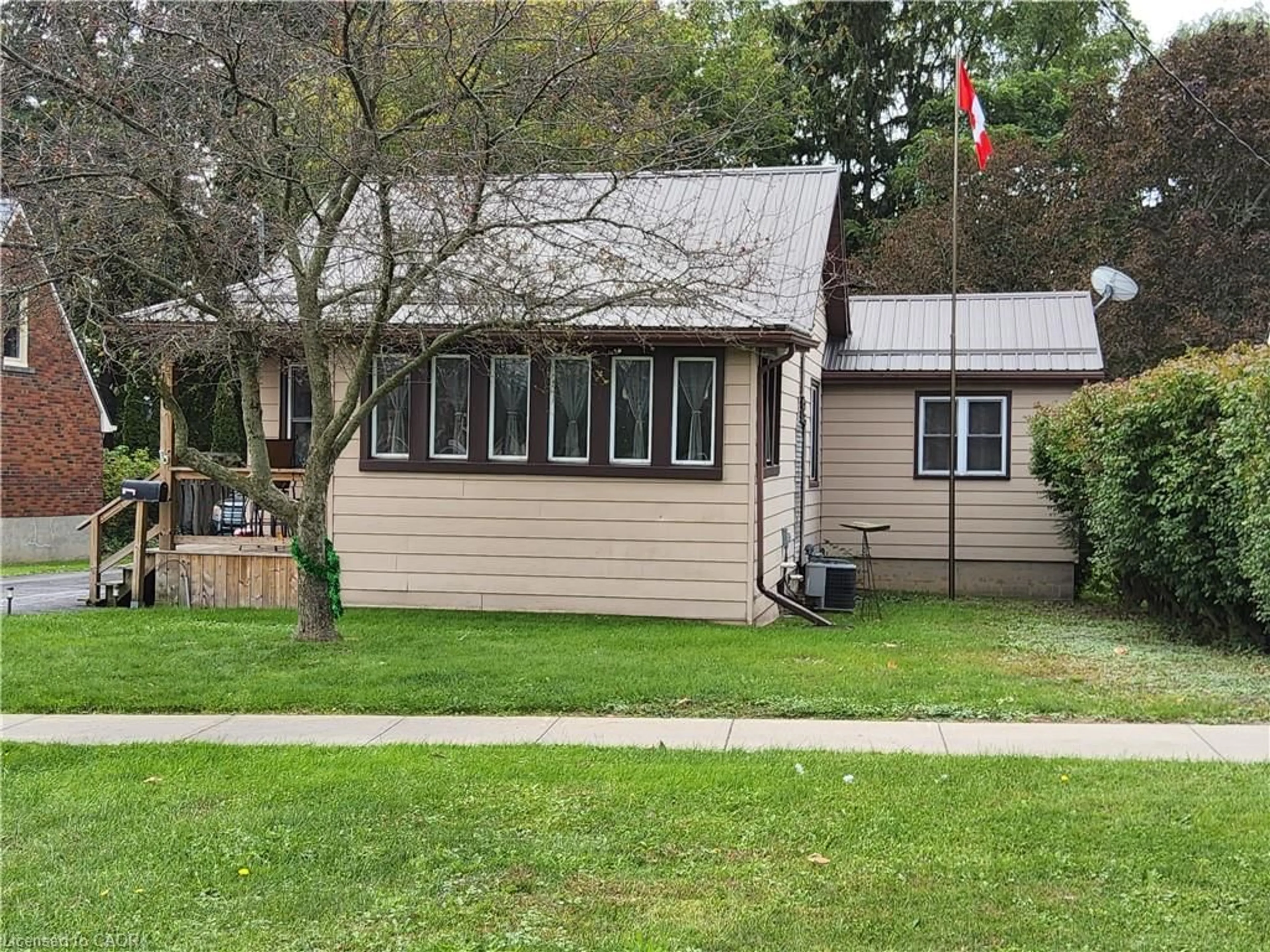 Home with vinyl exterior material, street for 196 North Main St, Simcoe Ontario N3Y 2M3