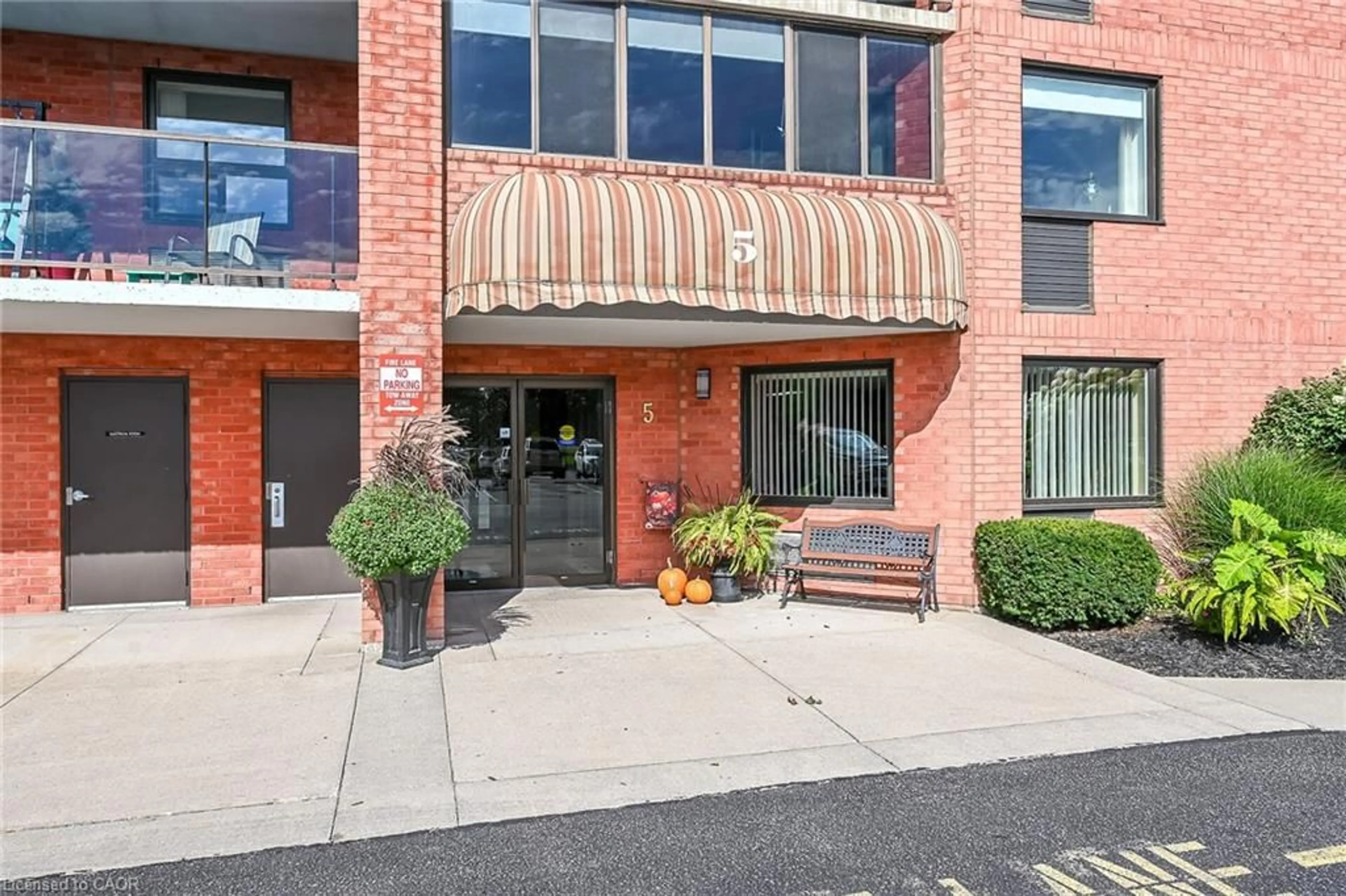 Indoor foyer for 5 Mill Pond Crt #202, Simcoe Ontario N3Y 5J6