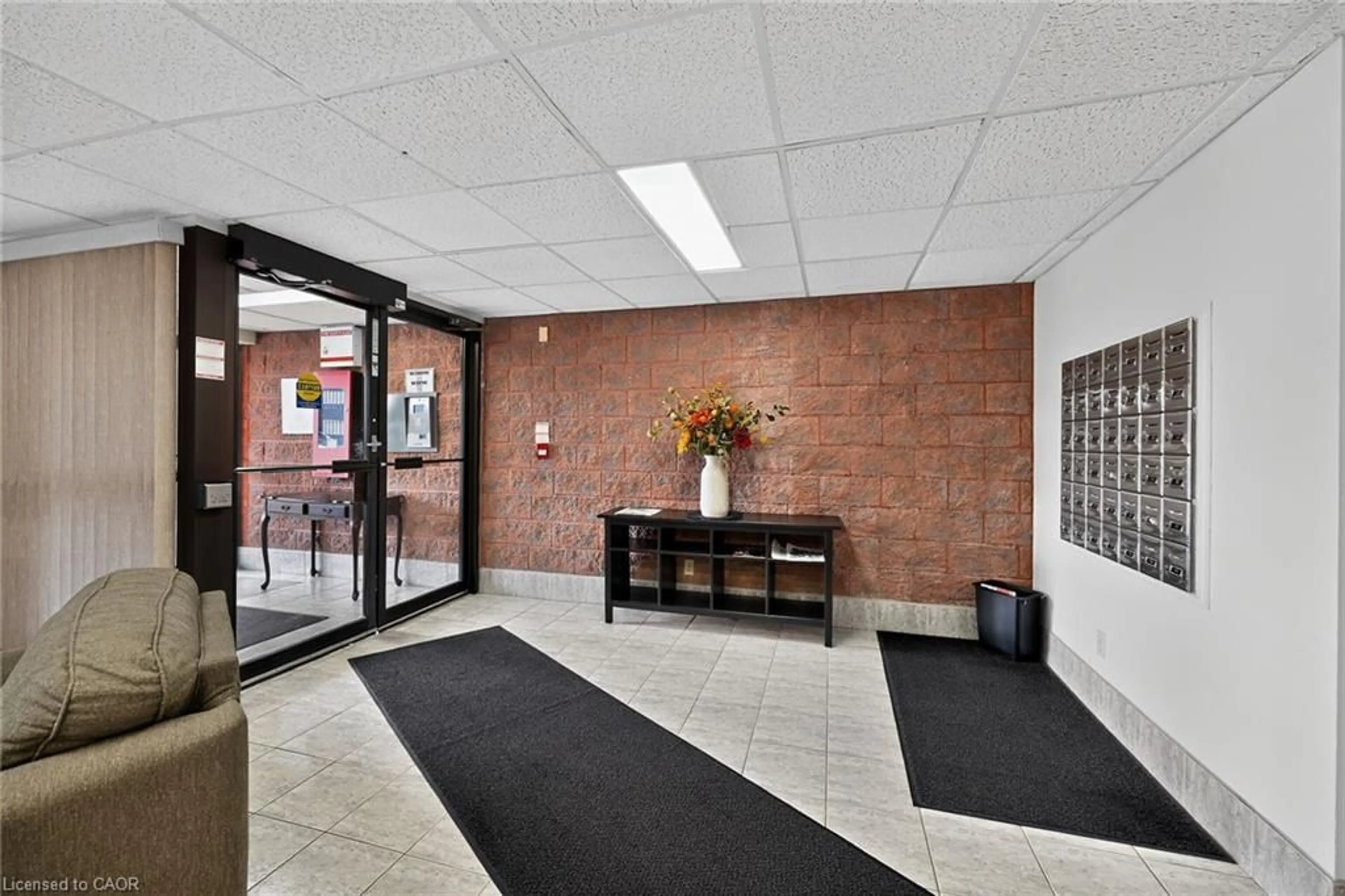 Indoor foyer for 5 Mill Pond Crt #202, Simcoe Ontario N3Y 5J6