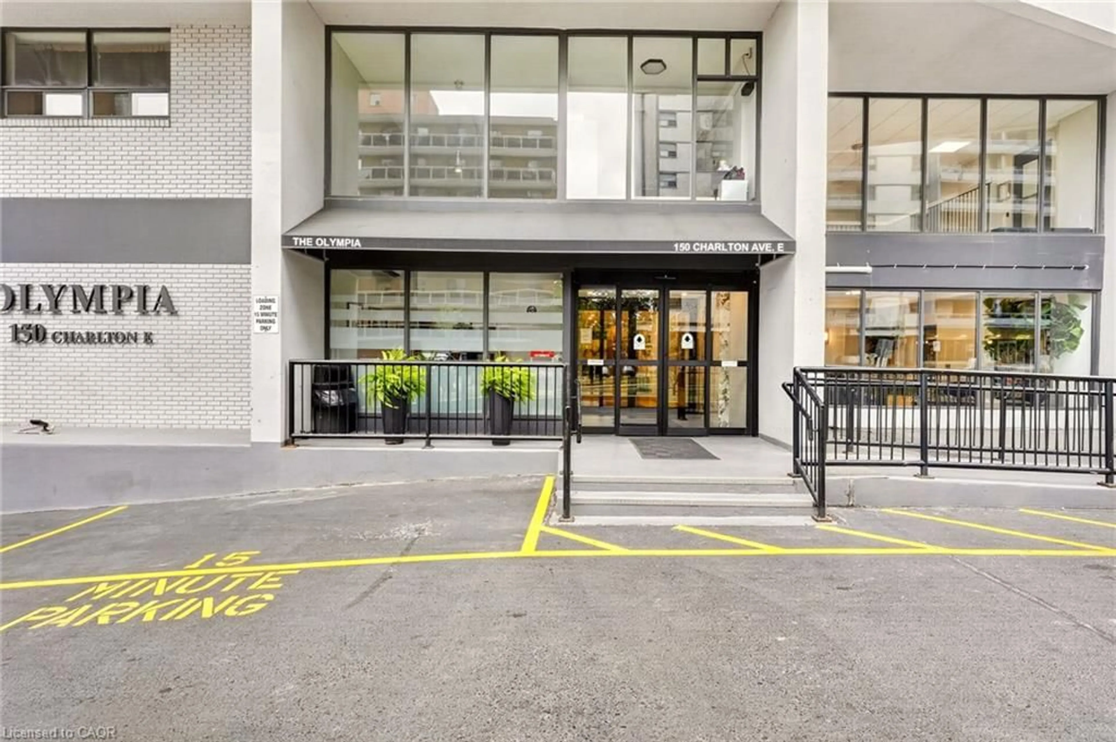 Indoor foyer for 150 Charlton Ave #2905, Hamilton Ontario L8N 3X3