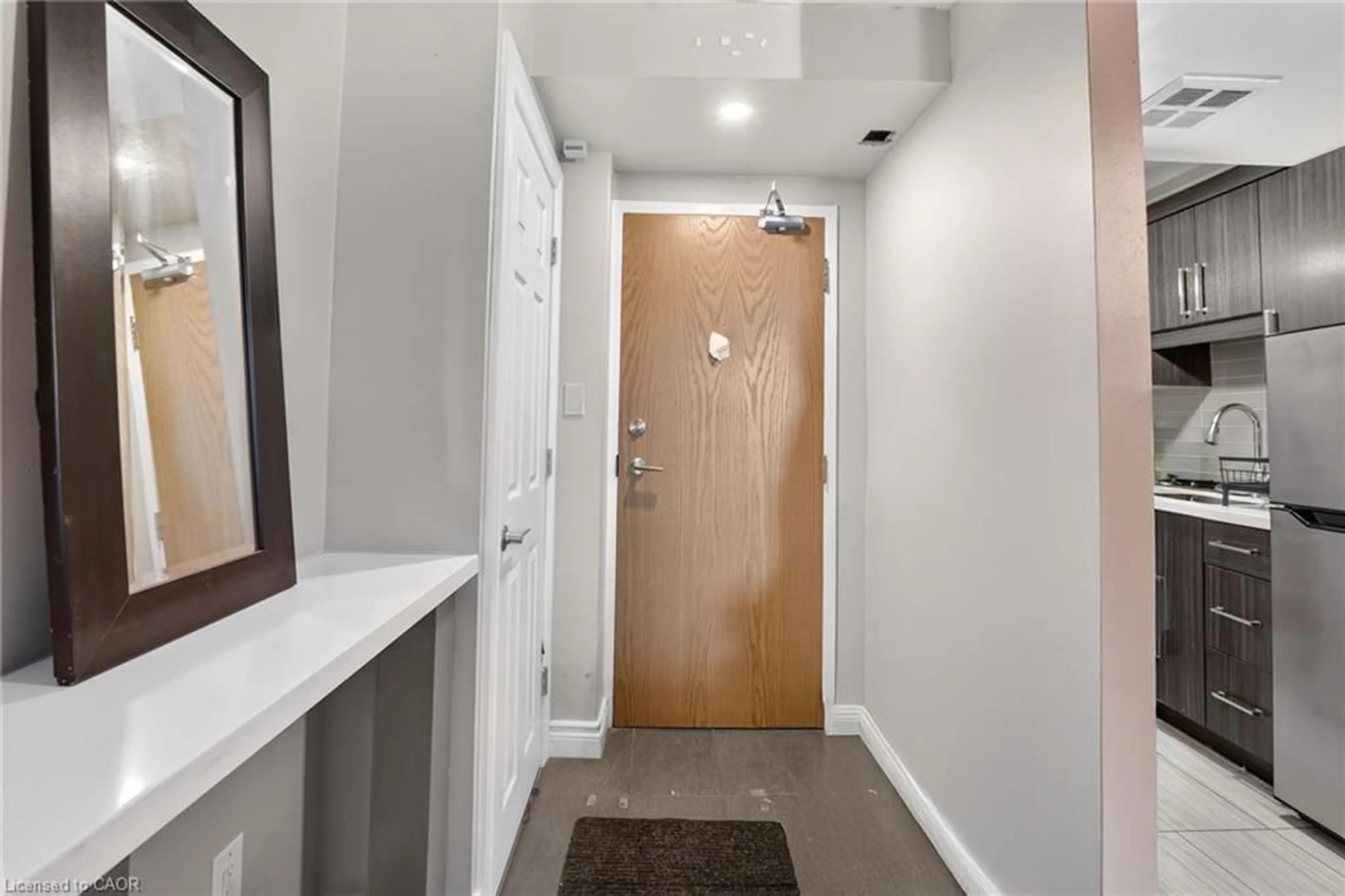 Indoor entryway for 150 Charlton Ave #2905, Hamilton Ontario L8N 3X3