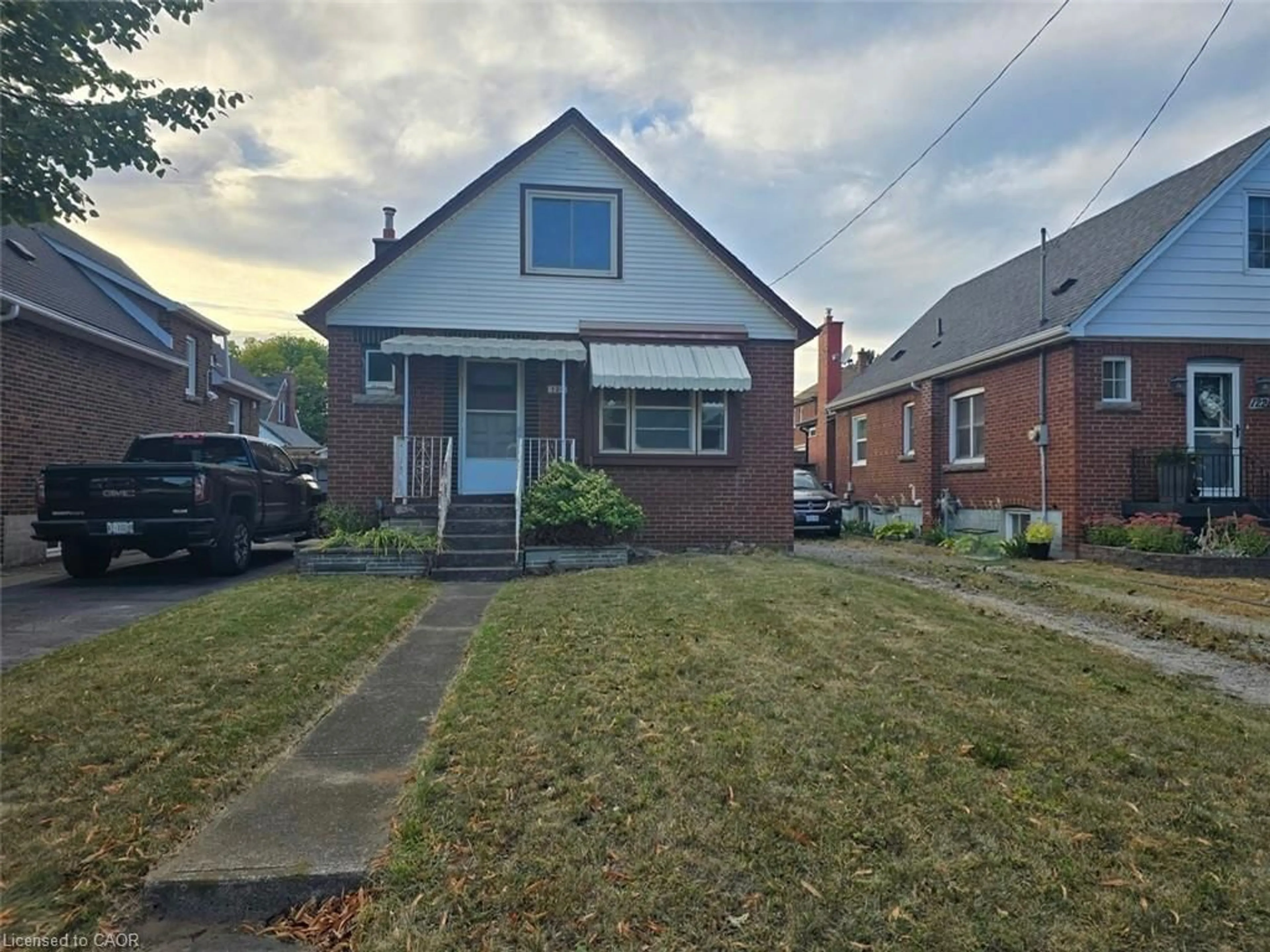 A pic from outside/outdoor area/front of a property/back of a property/a pic from drone, street for 124 Crosthwaite Ave, Hamilton Ontario L8K 2V3