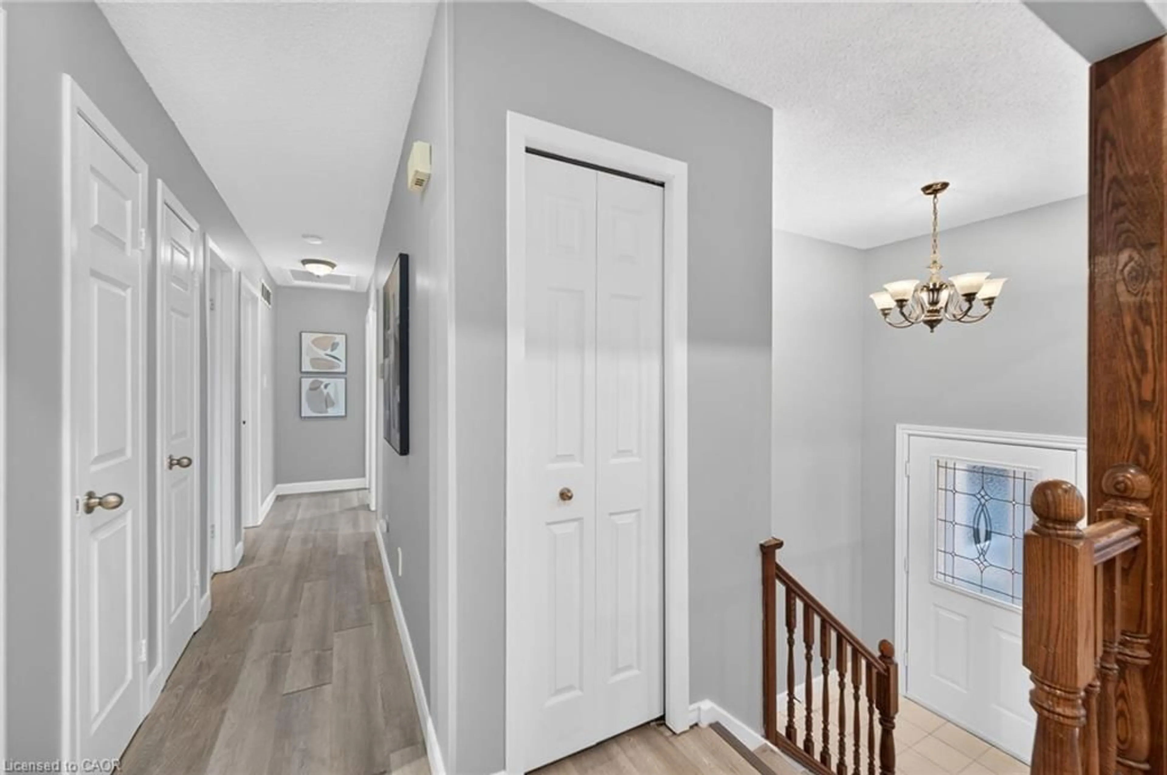 Indoor entryway for 121 Southwood Dr, Kitchener Ontario N2E 2J1