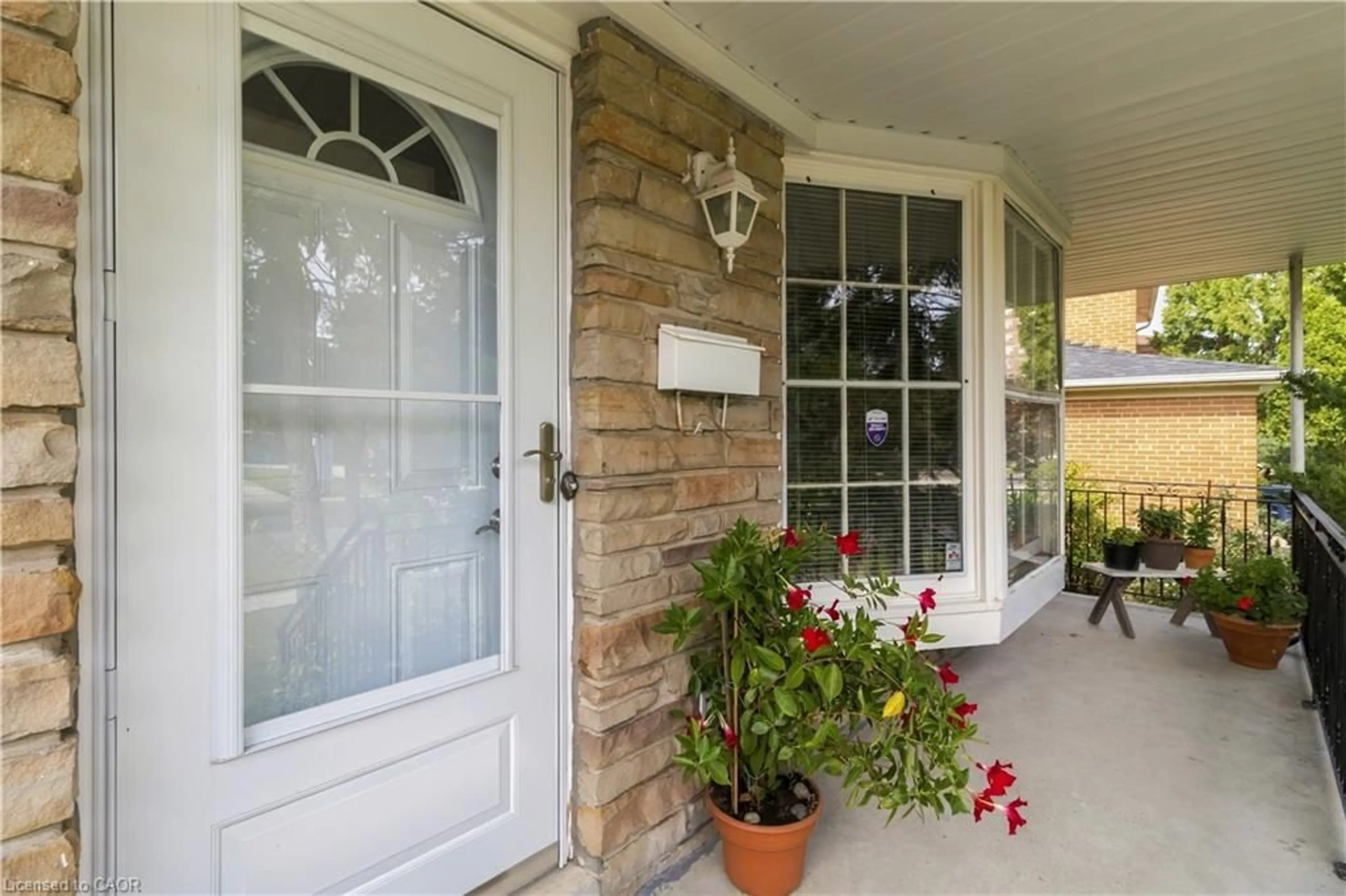 Indoor entryway for 152 Hilda Ave, North York Ontario M2M 1V9