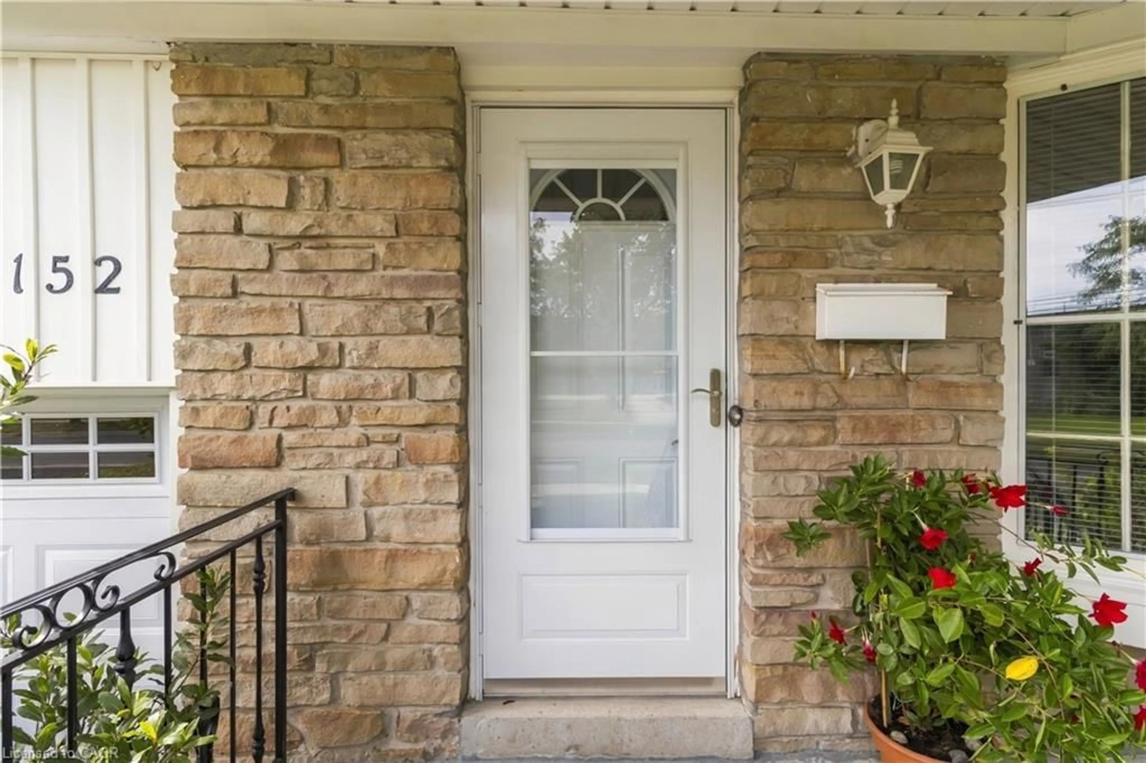 Indoor entryway for 152 Hilda Ave, North York Ontario M2M 1V9