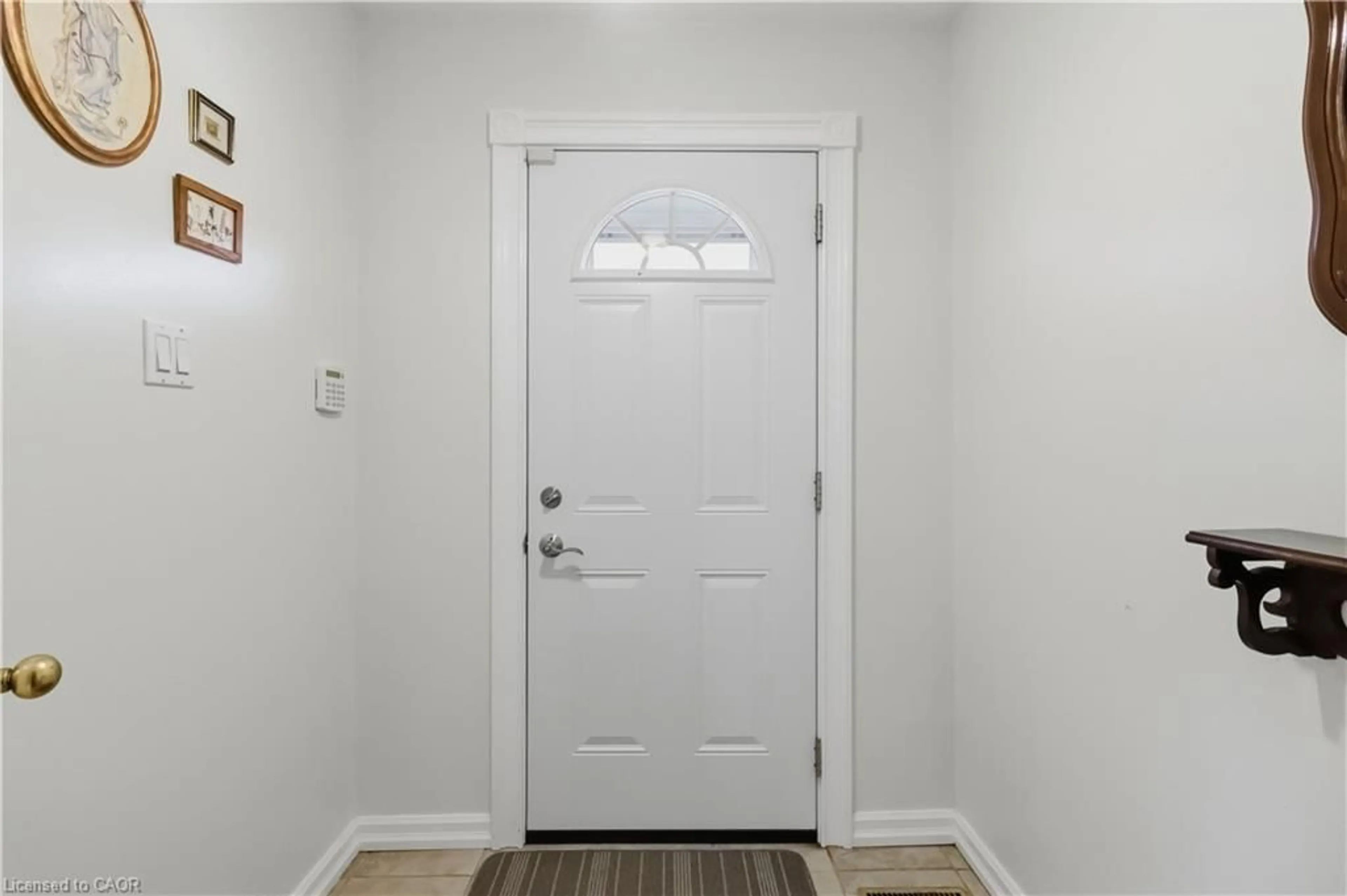 Indoor entryway for 152 Hilda Ave, North York Ontario M2M 1V9