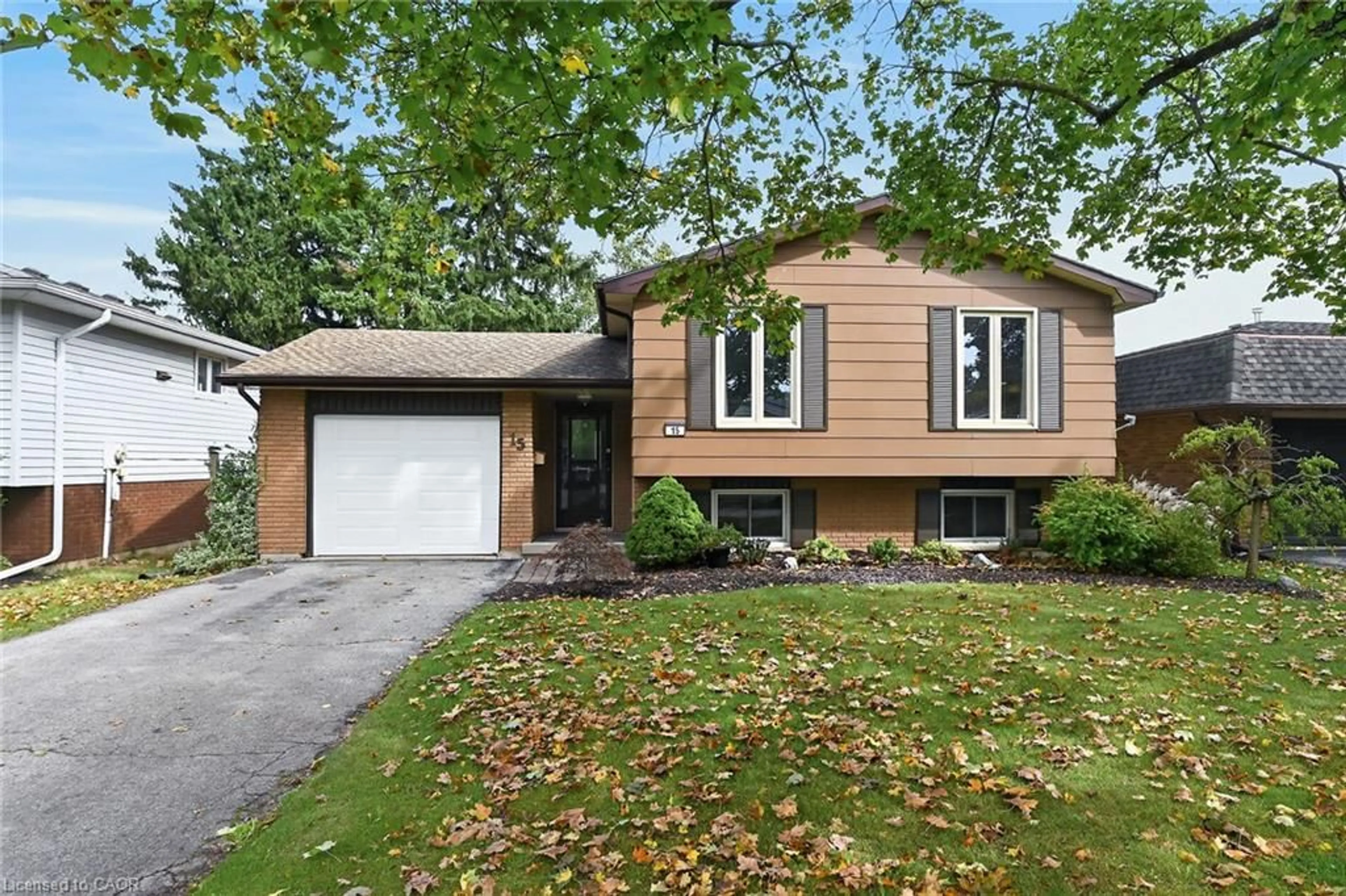 Home with vinyl exterior material, street for 15 Miller Cres, Simcoe Ontario N3Y 4P9