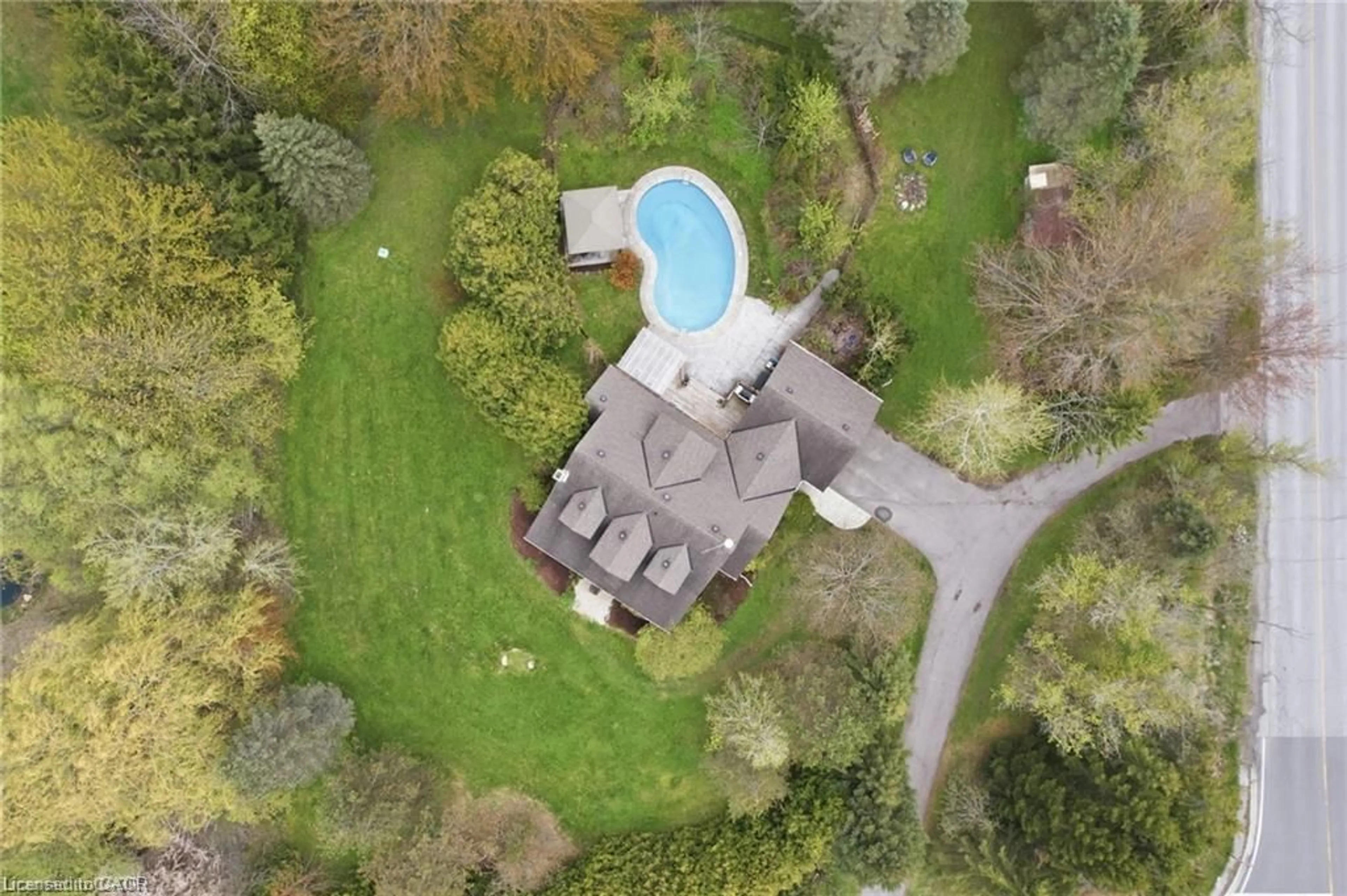 A pic from outside/outdoor area/front of a property/back of a property/a pic from drone, street for 2000 15 Side Rd, Milton Ontario L0P 1B0