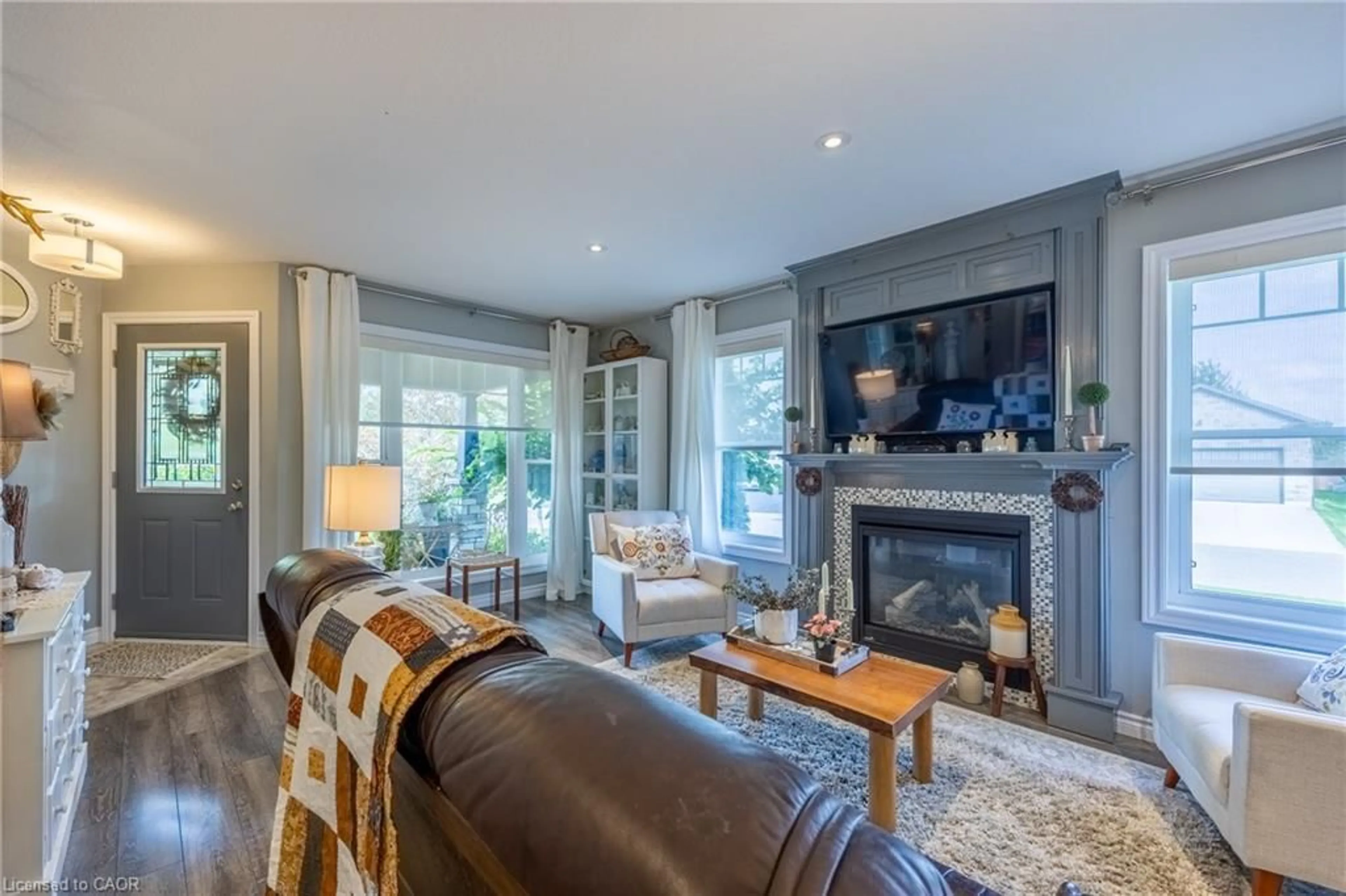 Living room with furniture, unknown for 55 Backus Dr, Port Rowan Ontario N0E 1M0