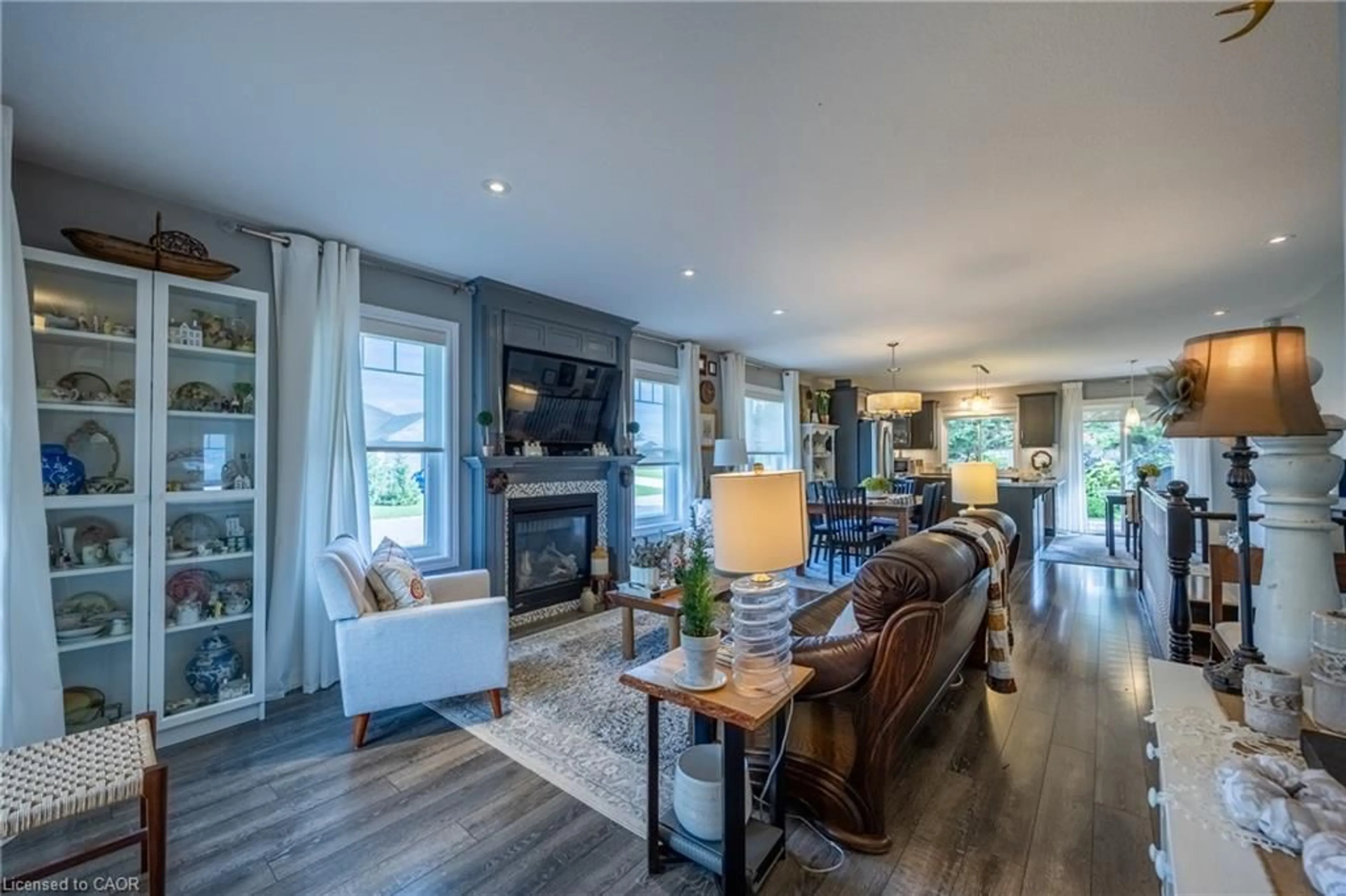 Living room with furniture, wood/laminate floor for 55 Backus Dr, Port Rowan Ontario N0E 1M0