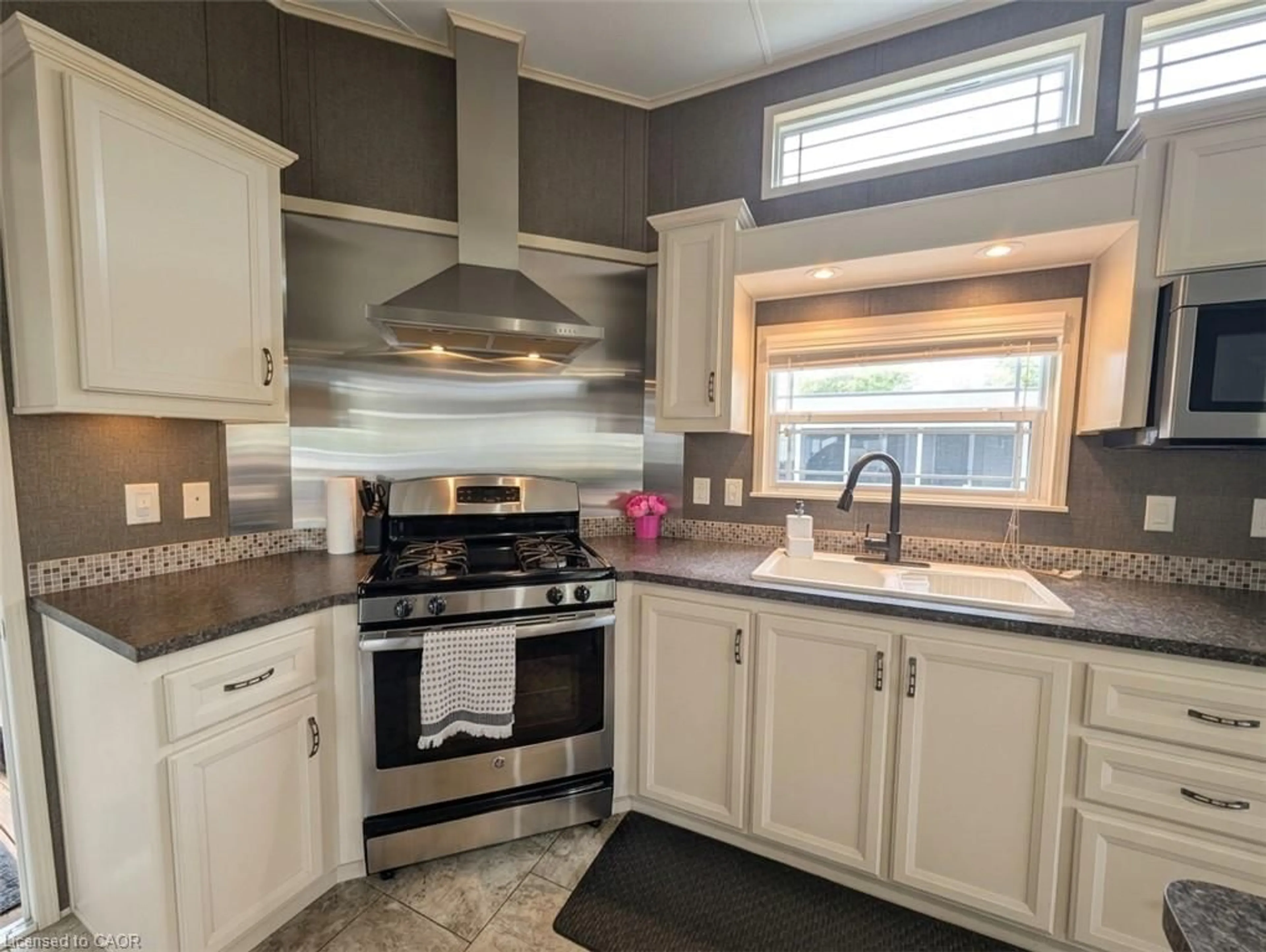 Open concept kitchen, ceramic/tile floor for 34 Temagami Trail, Wasaga Beach Ontario L9Z 1X7