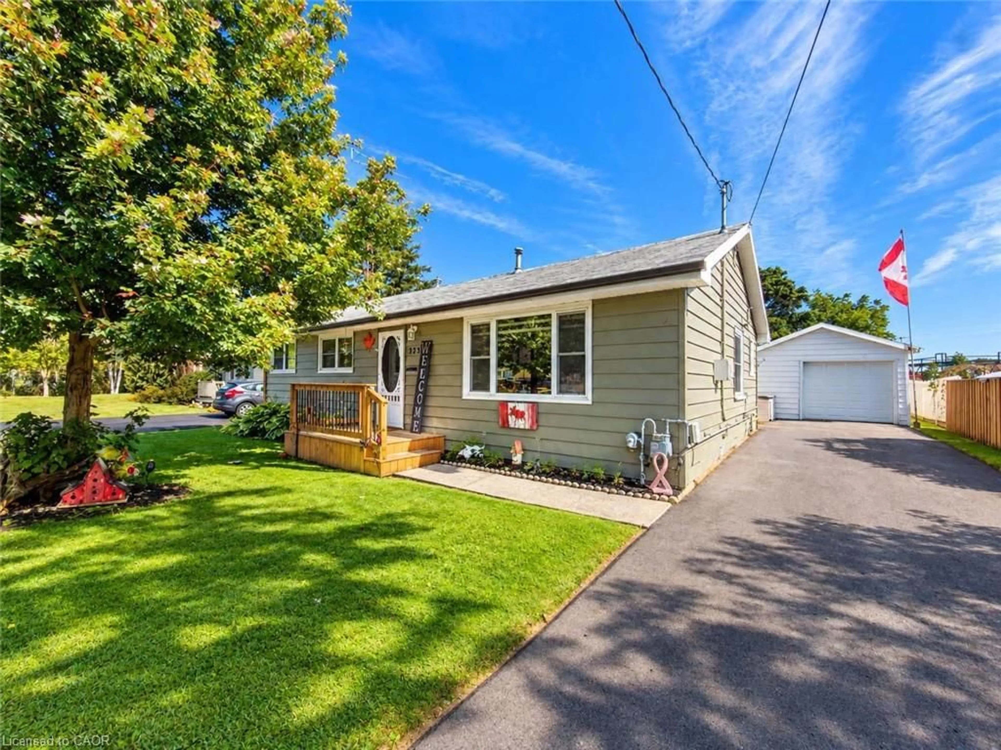Home with vinyl exterior material, street for 323 Brace St, Dunnville Ontario N1A 2A5