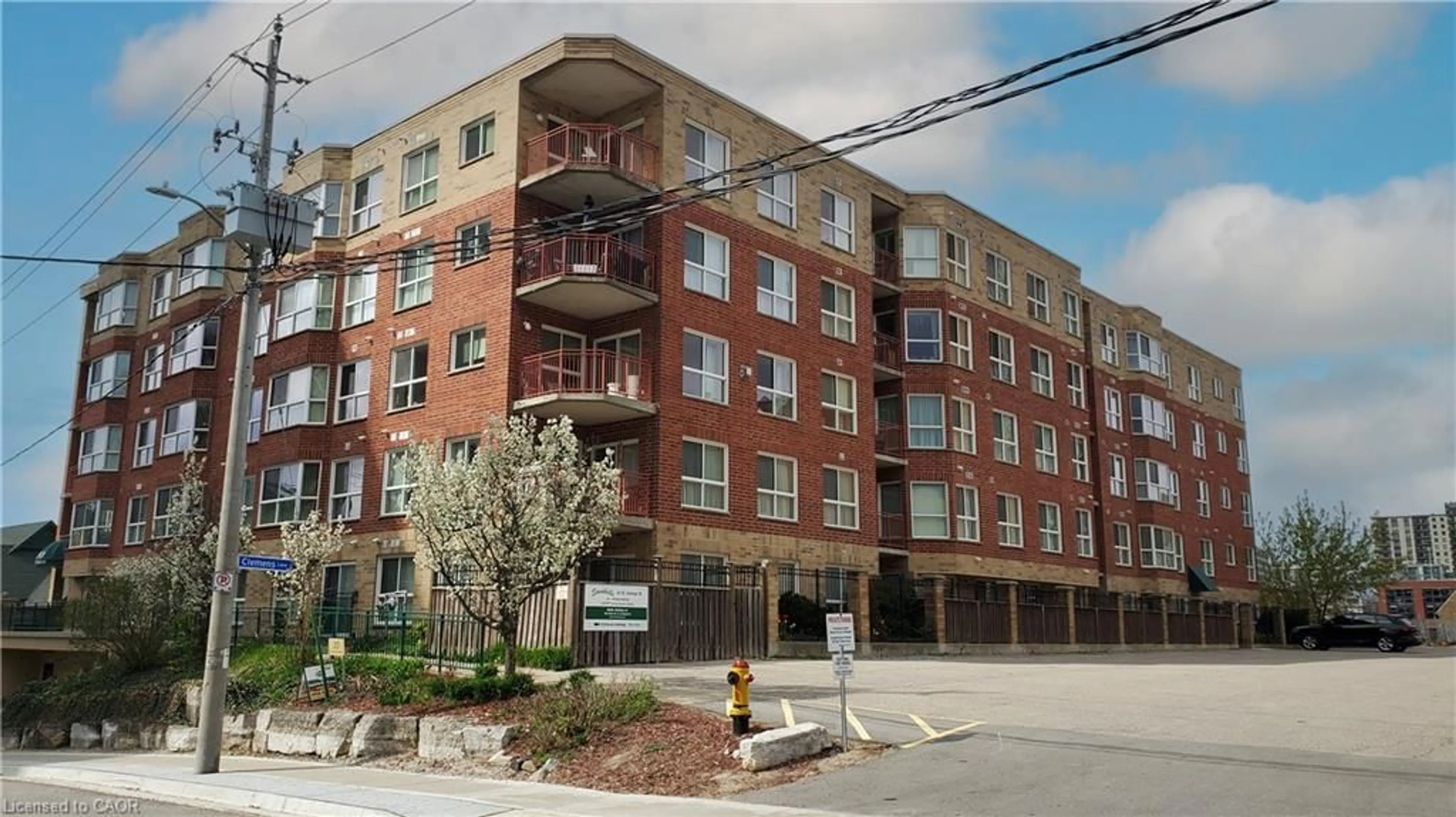 Patio, building for 20 St. George St #404, Kitchener Ontario N2G 2S7