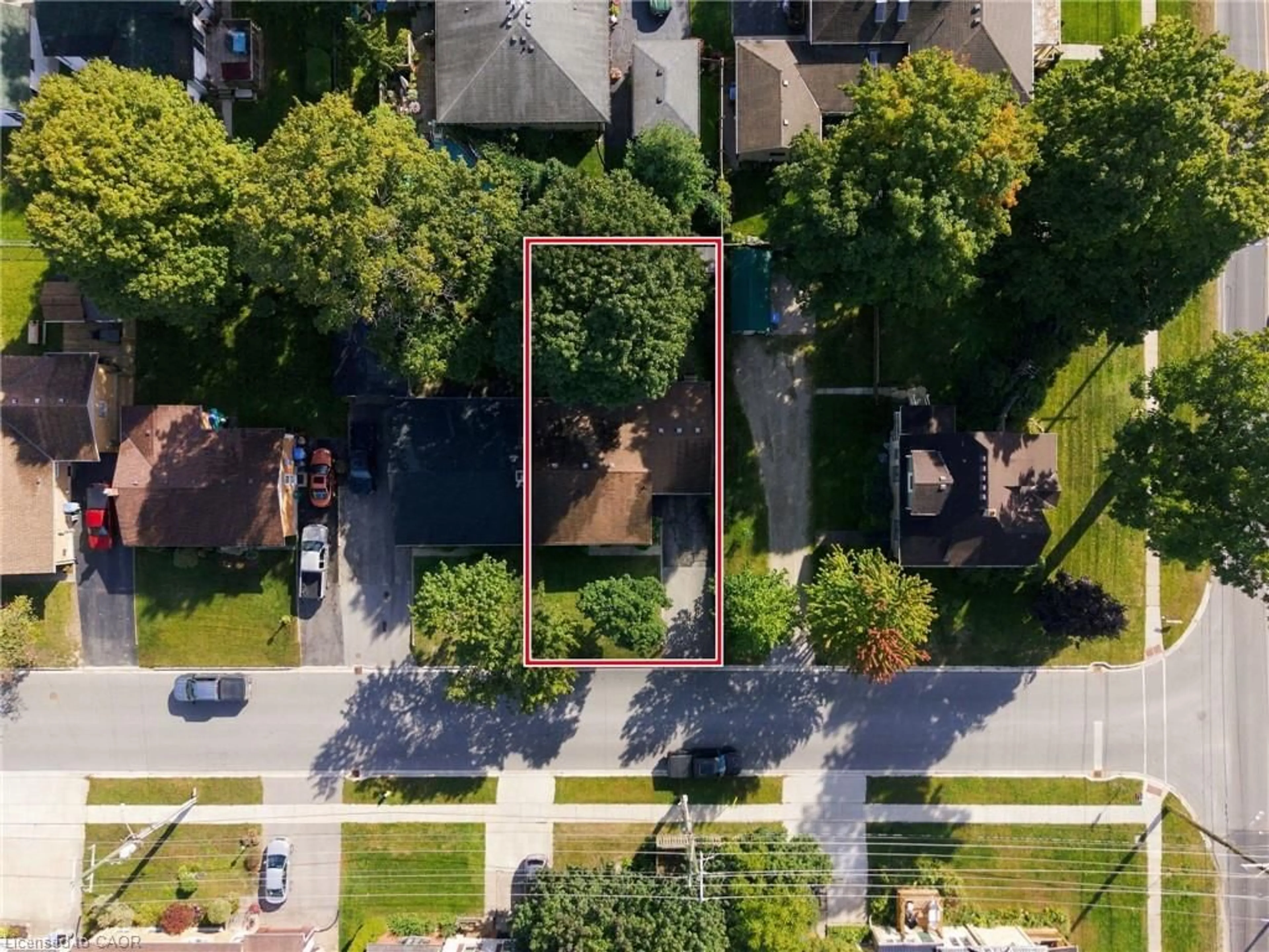 A pic from outside/outdoor area/front of a property/back of a property/a pic from drone, street for 229 Drury Lane, Strathroy Ontario N7G 3E7