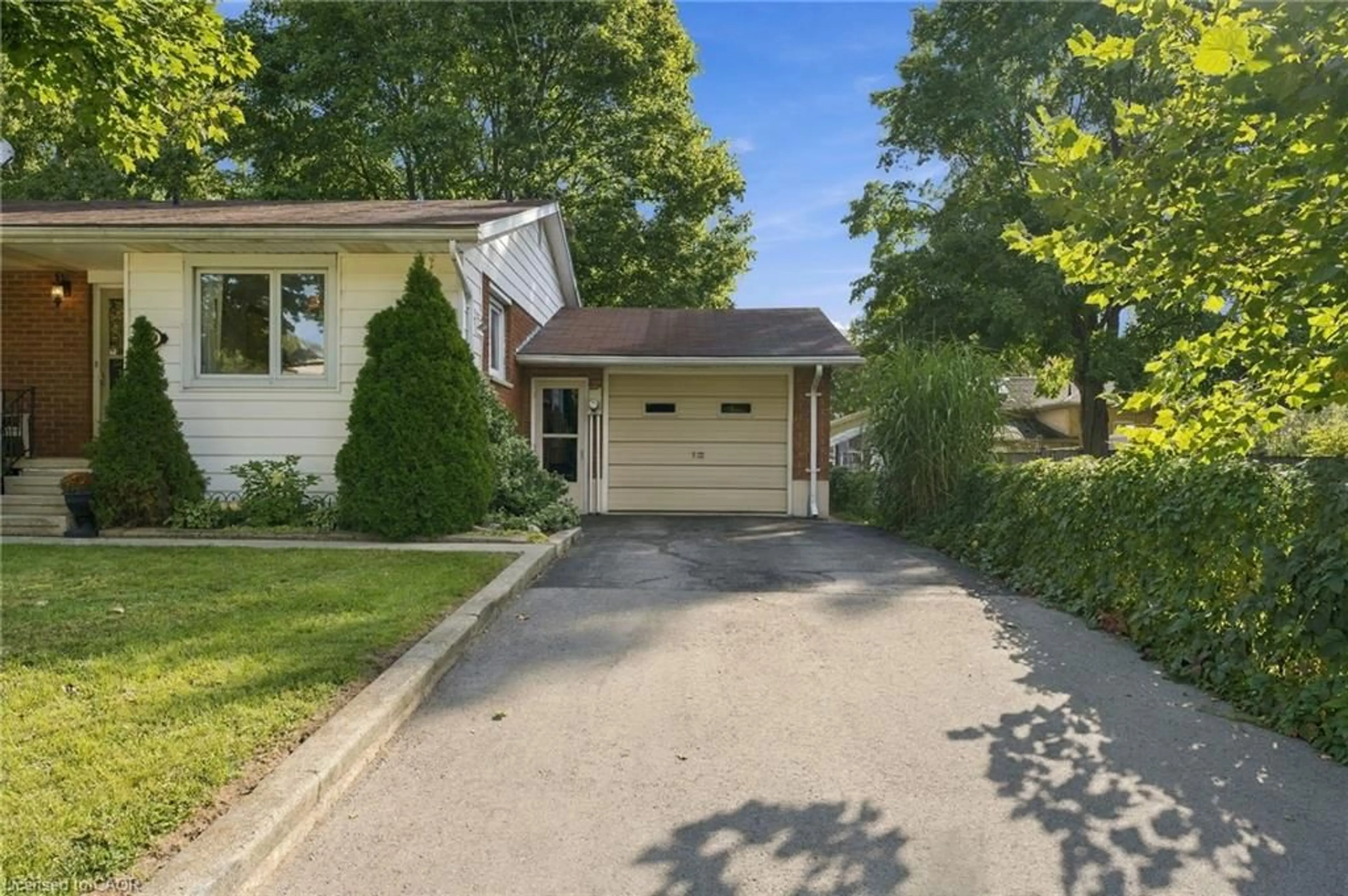 Unknown for 229 Drury Lane, Strathroy Ontario N7G 3E7