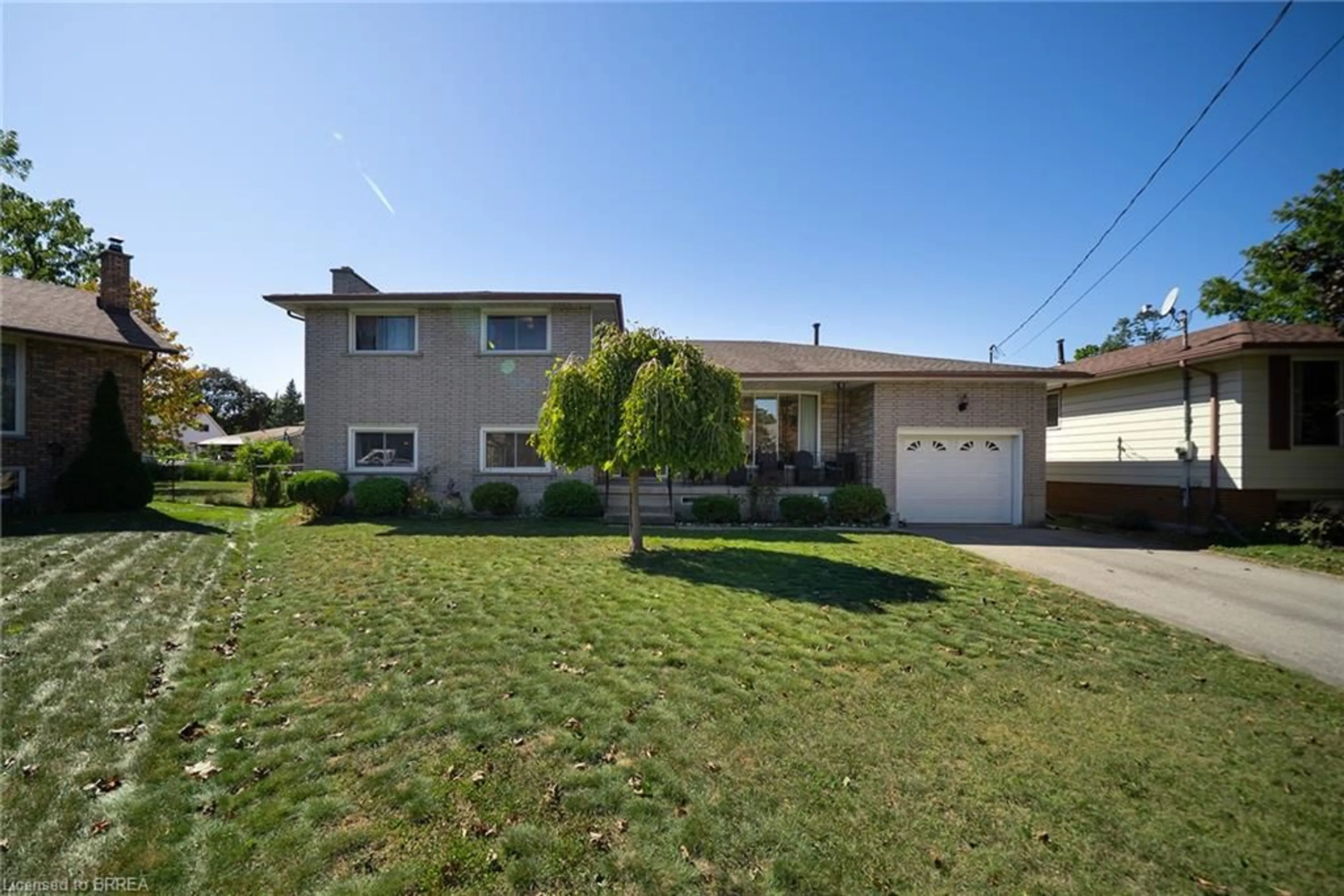 Home with vinyl exterior material, street for 32 Avondale Cres, Brantford Ontario N3S 4L5