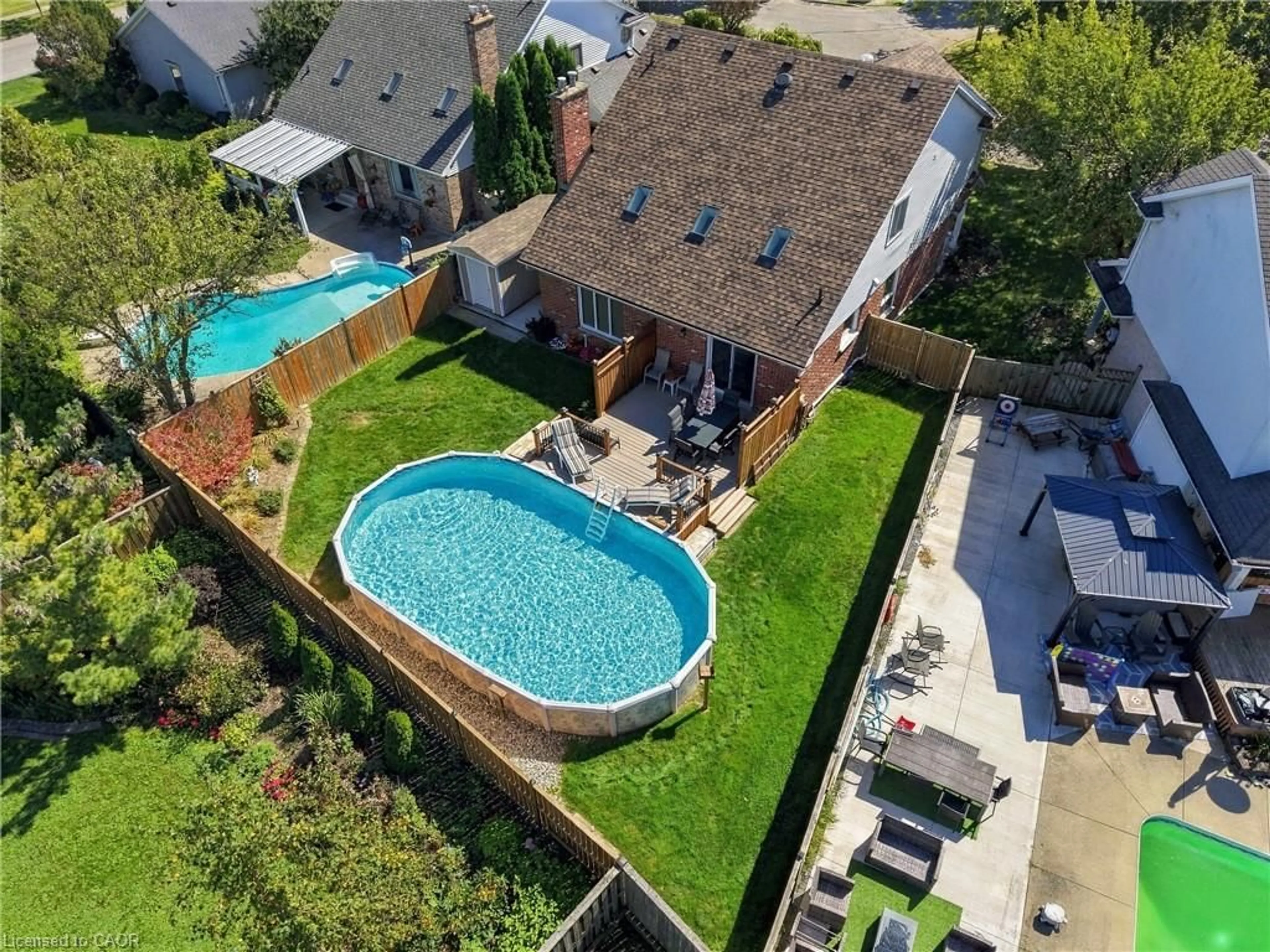 A pic from outside/outdoor area/front of a property/back of a property/a pic from drone, street for 5 Thorn Pl, St. Catharines Ontario L2S 3S1