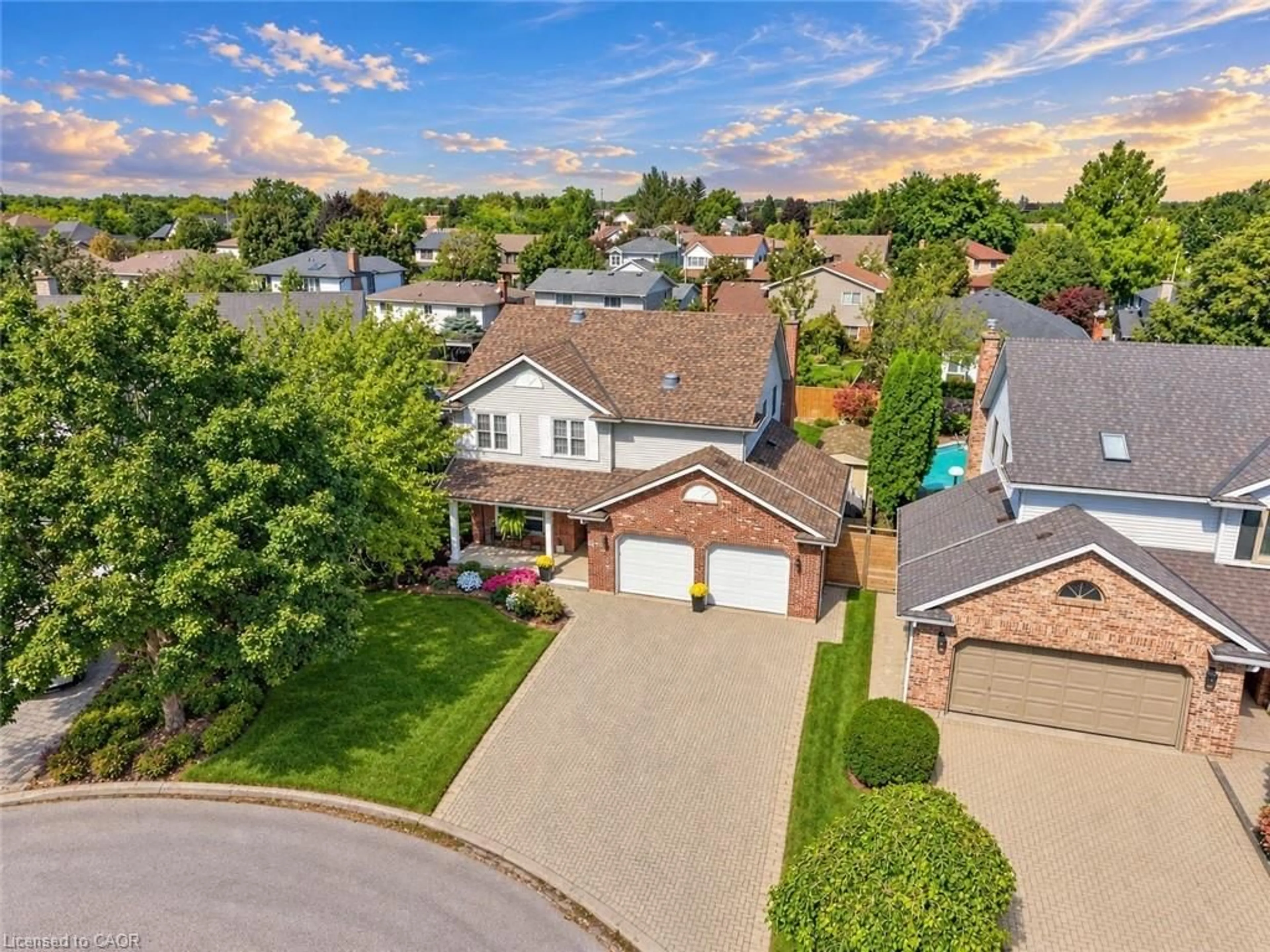 A pic from outside/outdoor area/front of a property/back of a property/a pic from drone, street for 5 Thorn Pl, St. Catharines Ontario L2S 3S1