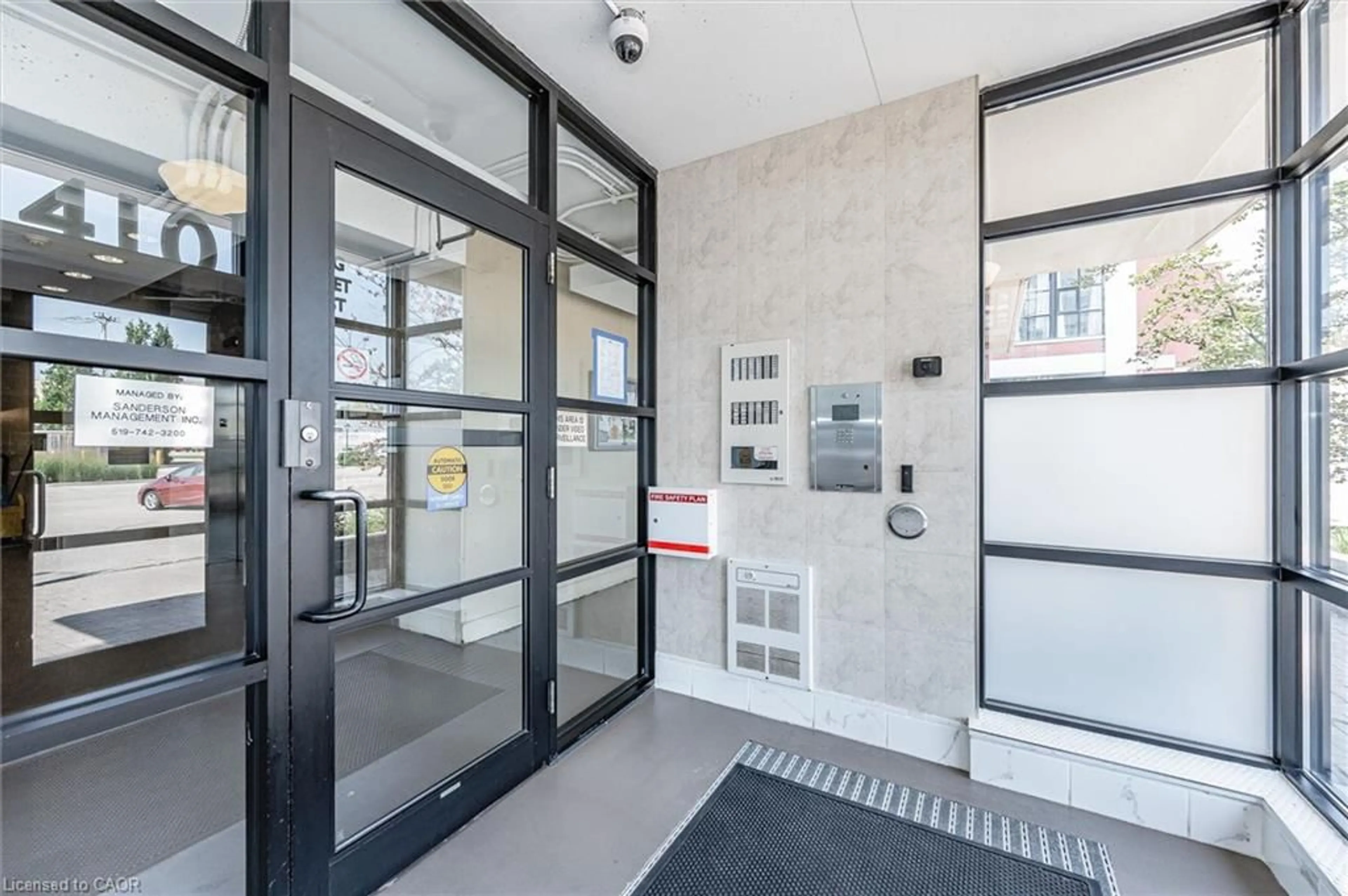 Indoor foyer for 410 King St #112, Kitchener Ontario N2G 1C3
