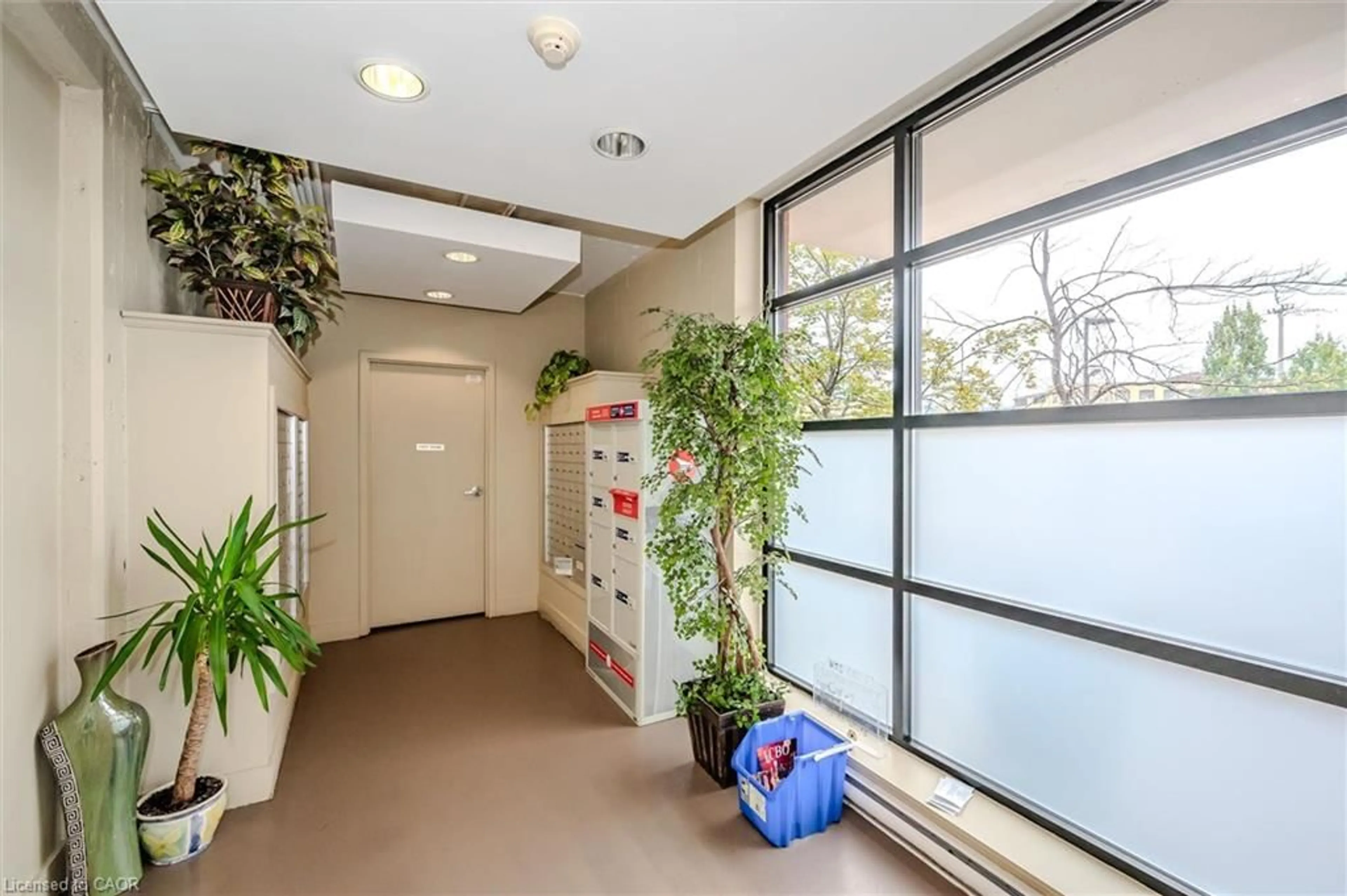 Indoor foyer for 410 King St #112, Kitchener Ontario N2G 1C3