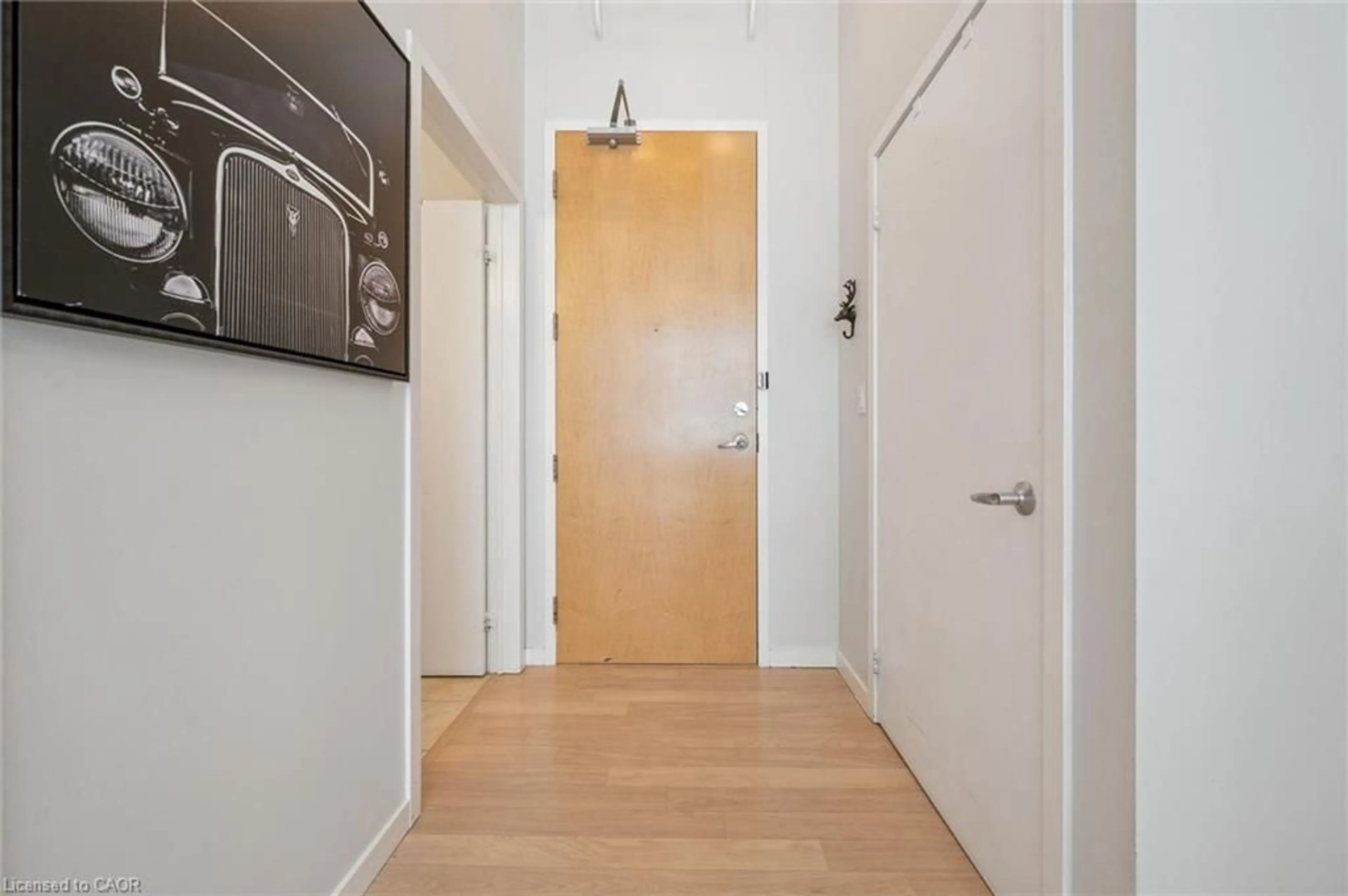 Indoor entryway for 410 King St #112, Kitchener Ontario N2G 1C3