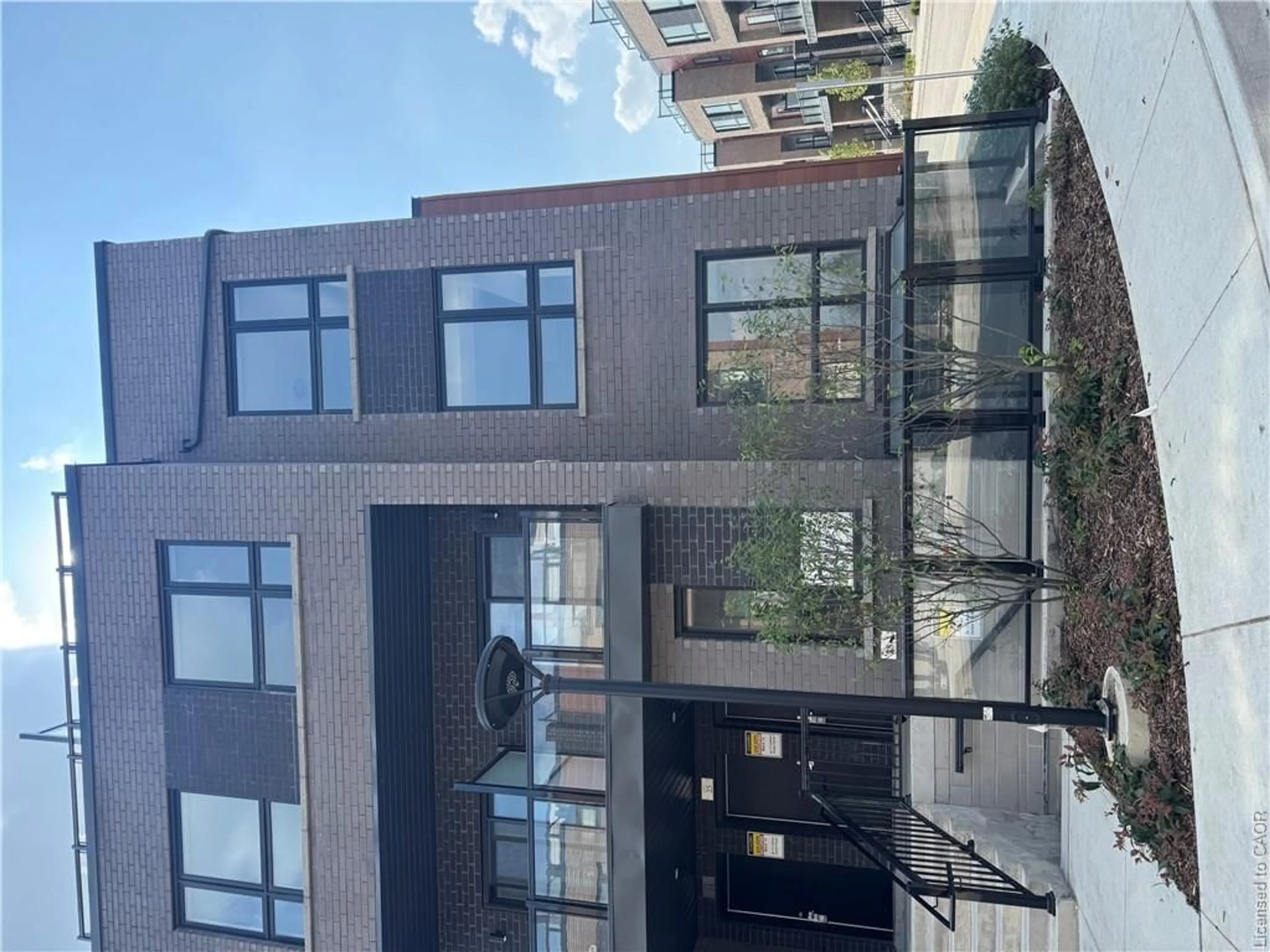 A pic from outside/outdoor area/front of a property/back of a property/a pic from drone, unknown for 17 Lytham Green Cir #27, Newmarket Ontario L3Y 0H4