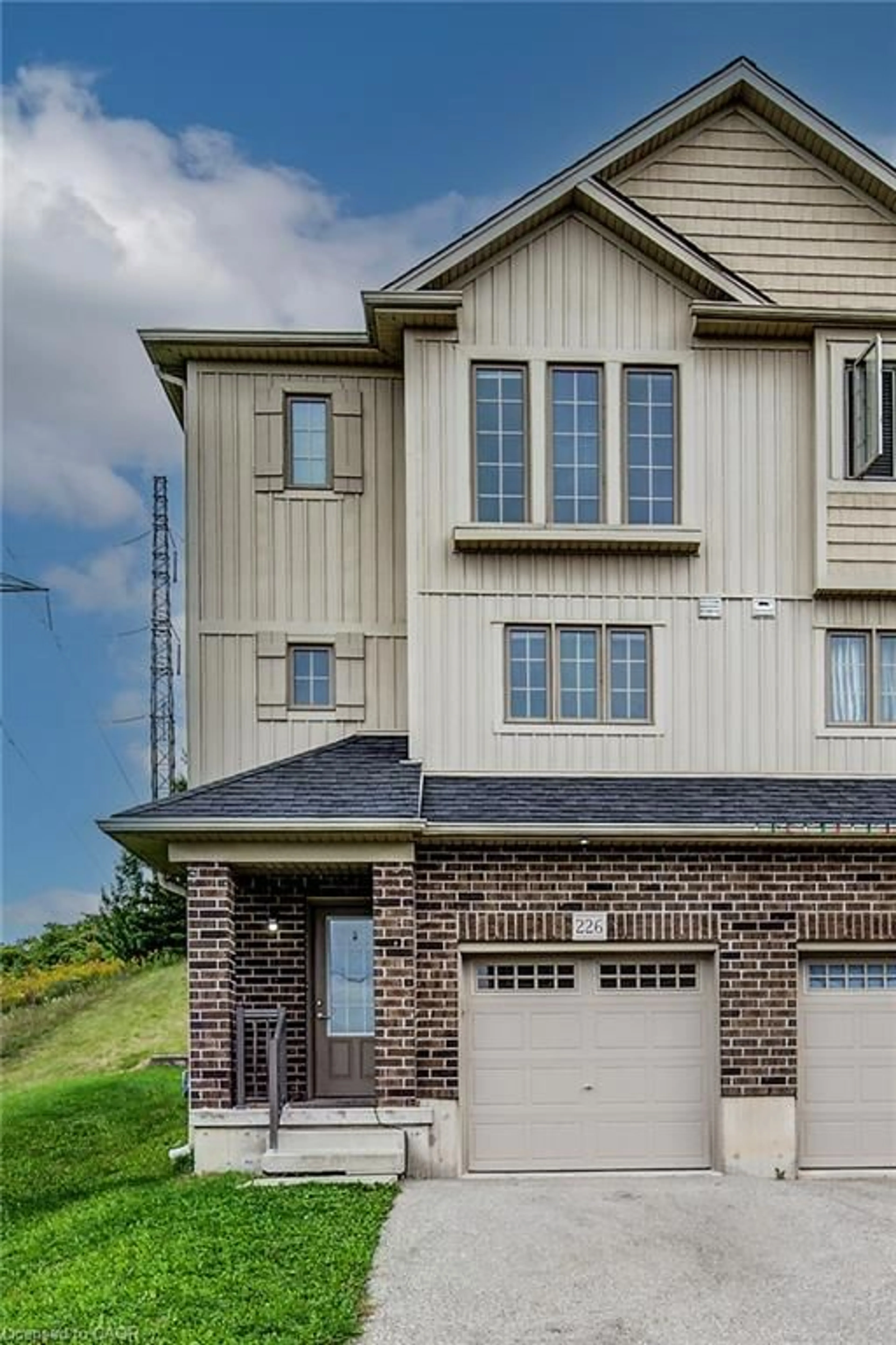 Home with brick exterior material, building for 226 Maitland St, Kitchener Ontario N2R 1Z1