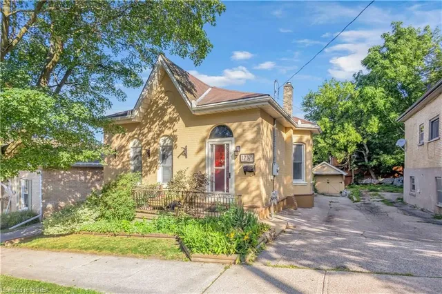 17 Scarfe Ave, Brantford 3