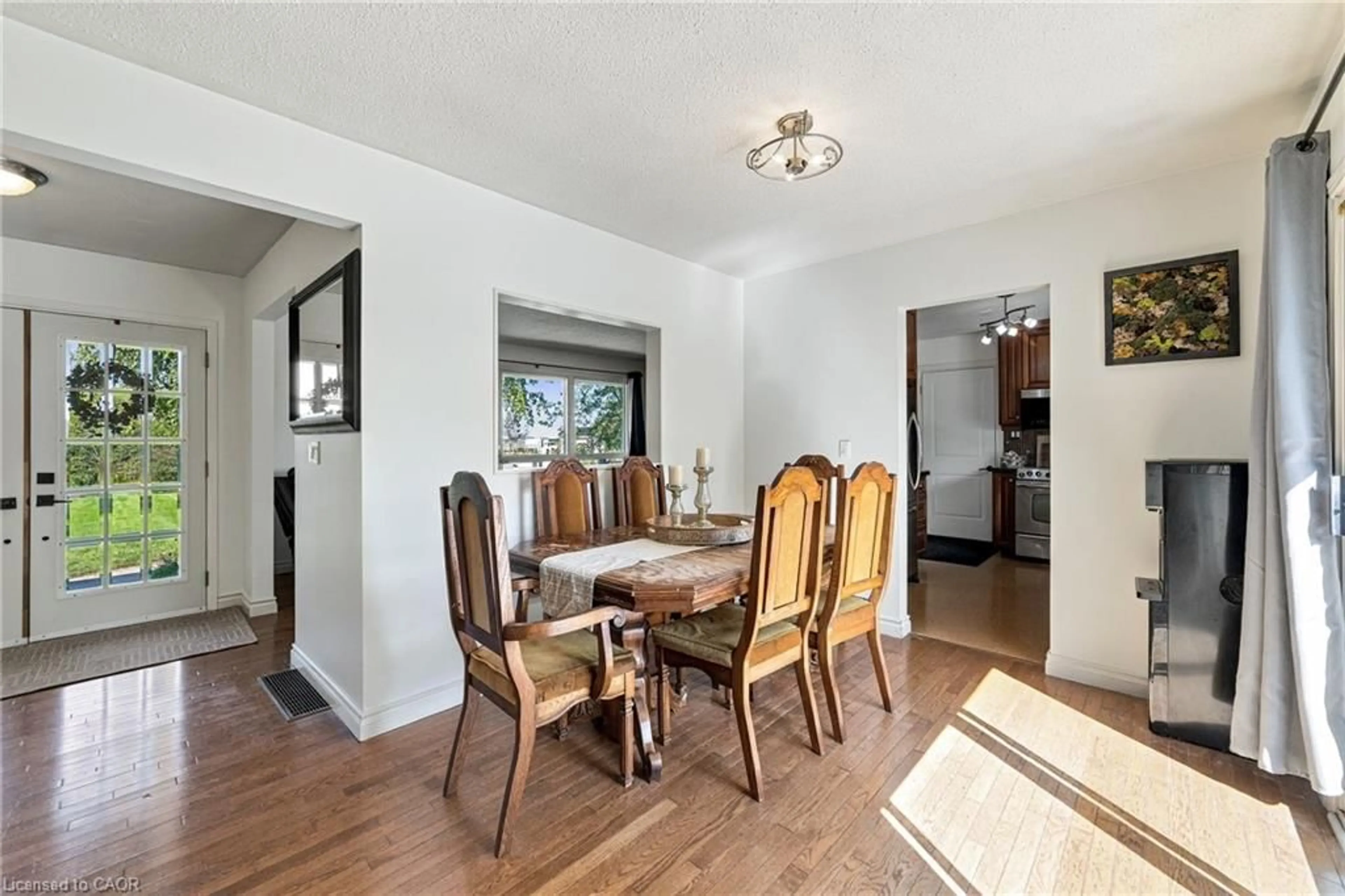 Dining room, wood/laminate floor for 380 Haldimand Trail, Dunnville Ontario N1A 2W8