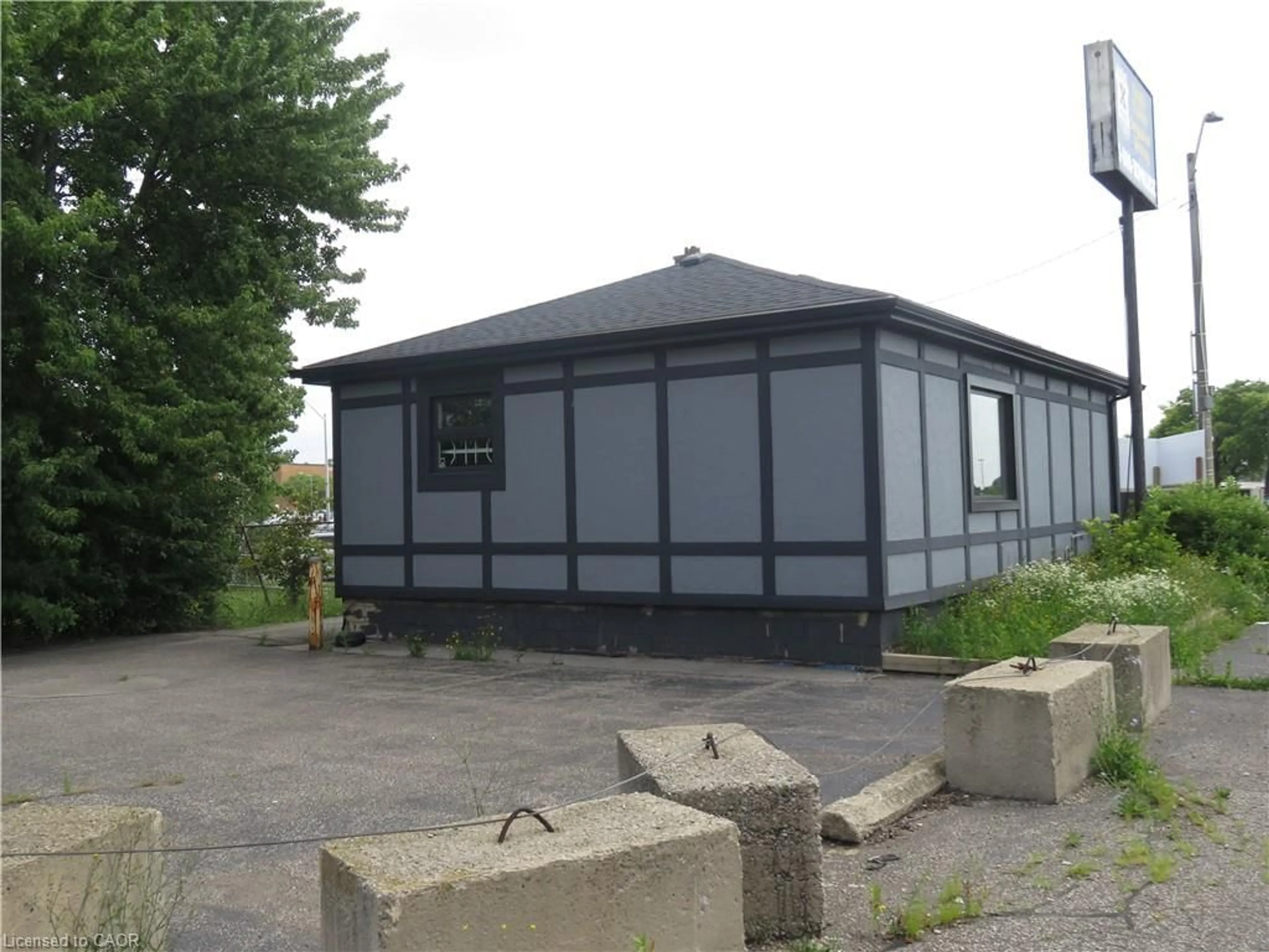 Shed for 1036 Upper Wentworth St, Hamilton Ontario L9A 4V9
