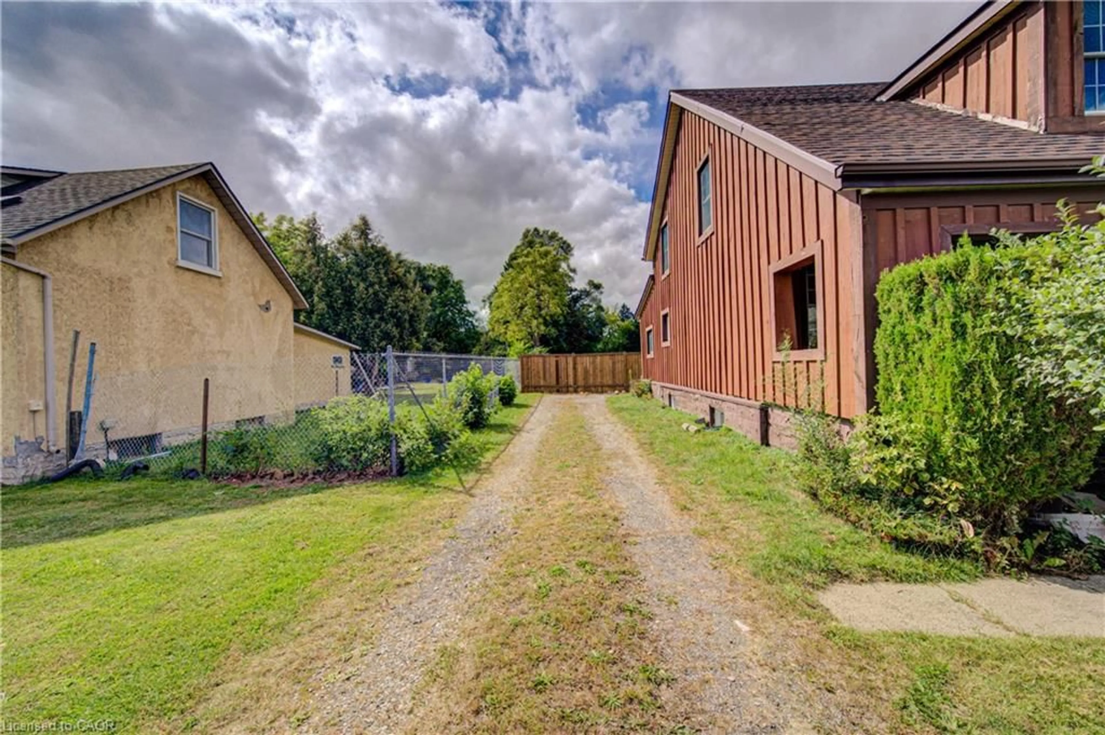 A pic from outside/outdoor area/front of a property/back of a property/a pic from drone, street for 500 Dundas St, Cambridge Ontario N1R 5S2