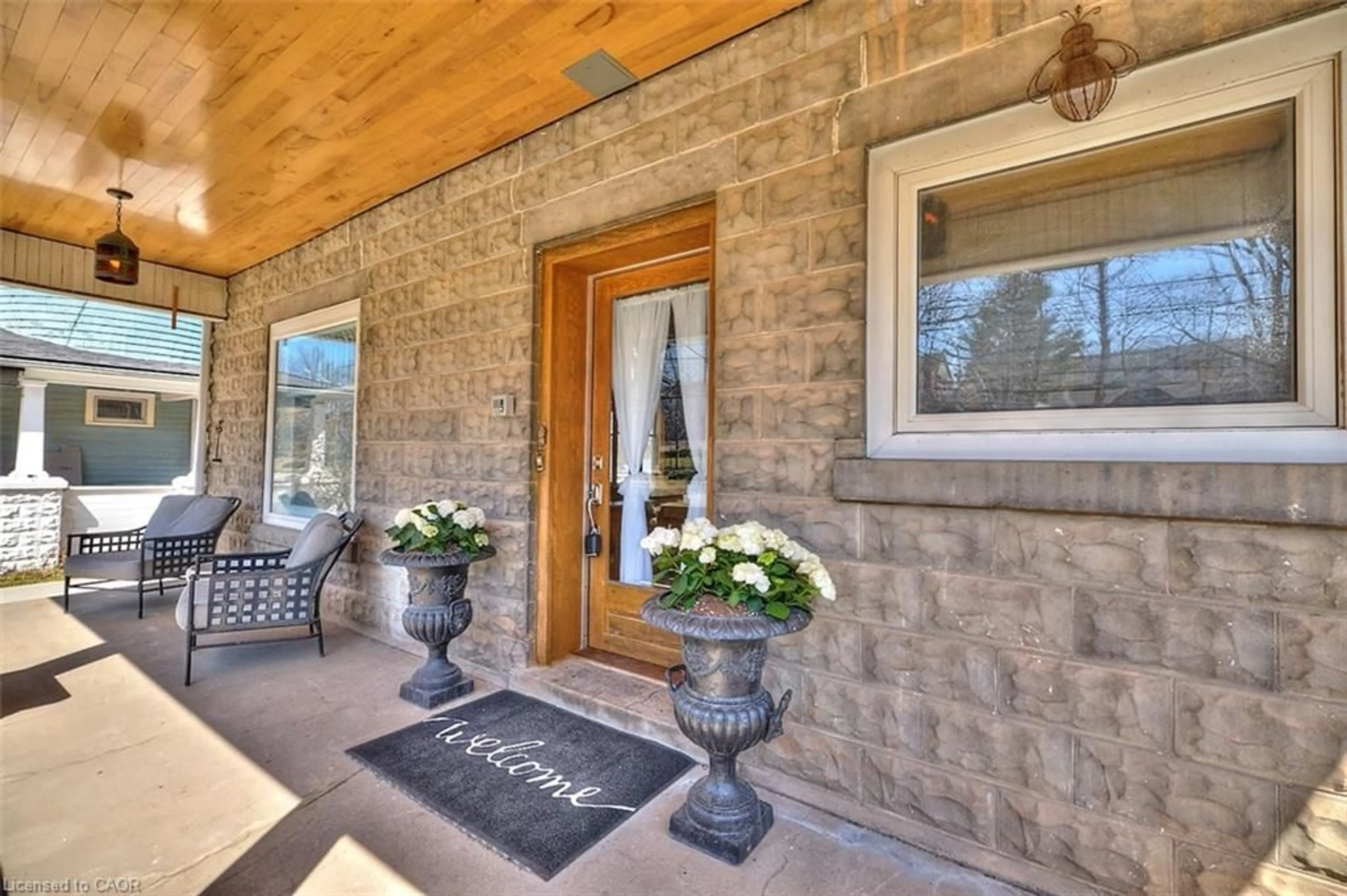 Indoor entryway for 4915 King St, Beamsville Ontario L0R 1B0