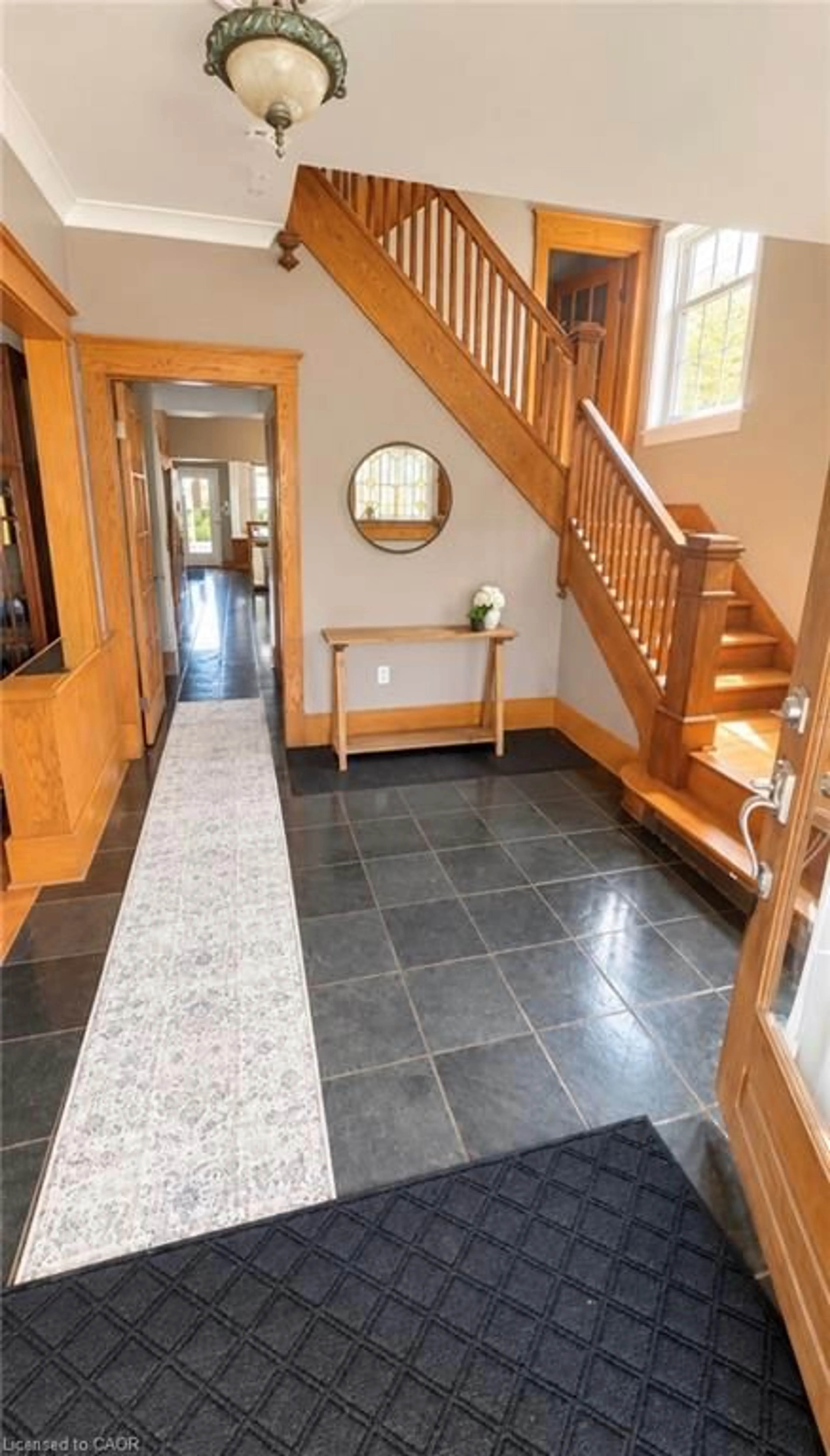 Indoor foyer for 4915 King St, Beamsville Ontario L0R 1B0