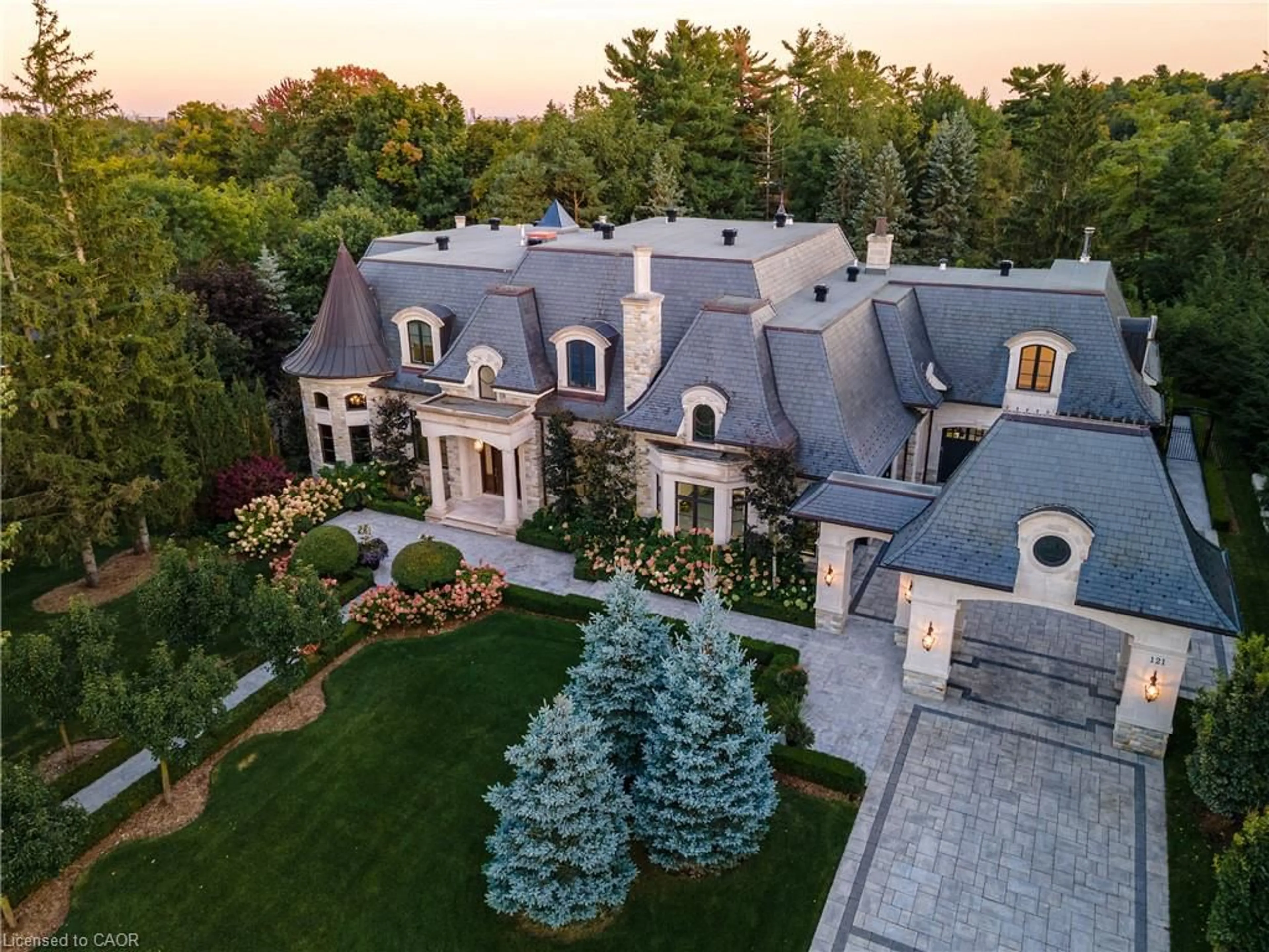 A pic from outside/outdoor area/front of a property/back of a property/a pic from drone, street for 121 Rebecca Crt, Maple Ontario L6A 1G2