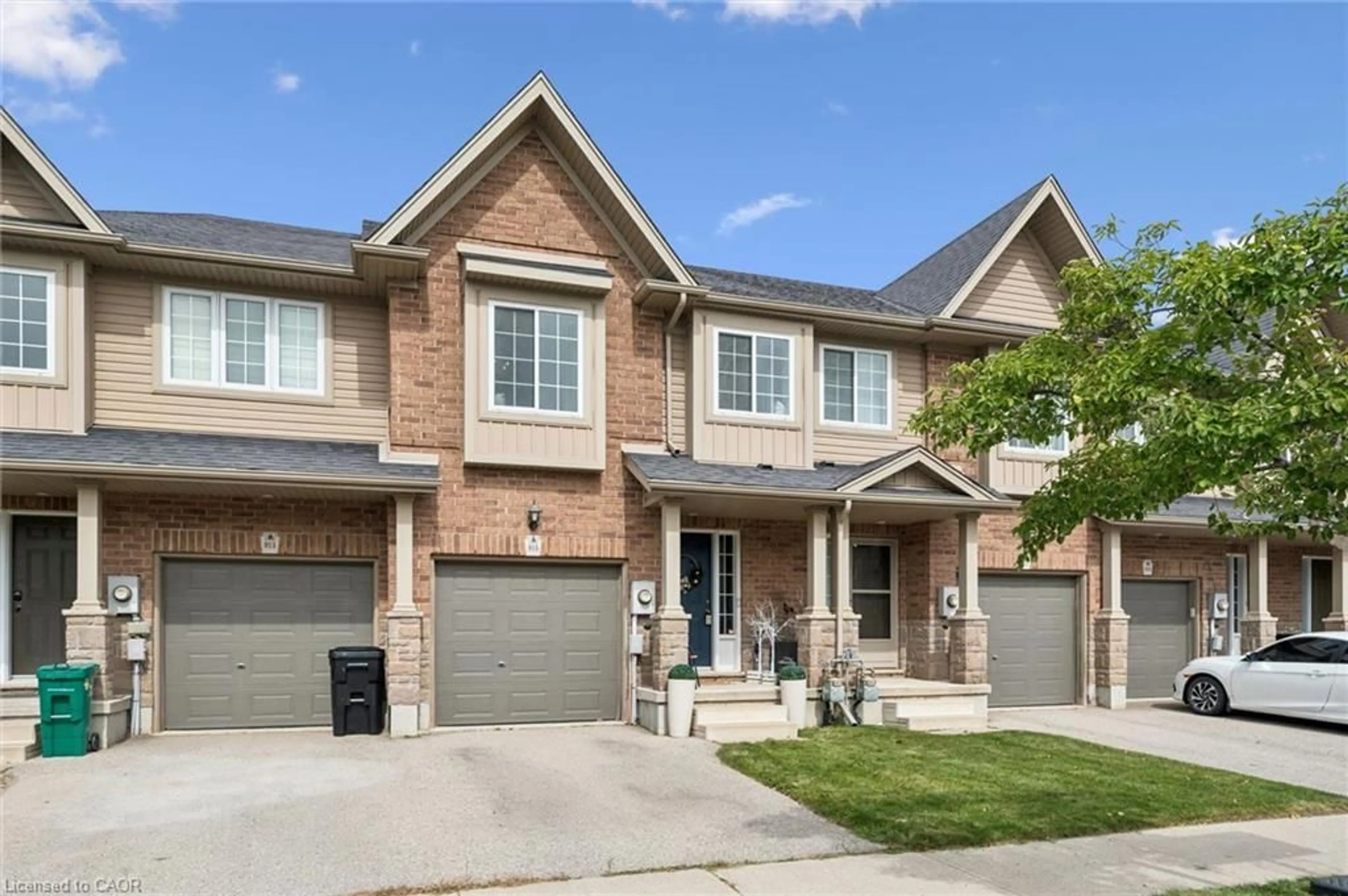 Home with brick exterior material, street for 915 Zeller Cres, Kitchener Ontario N2A 0C7
