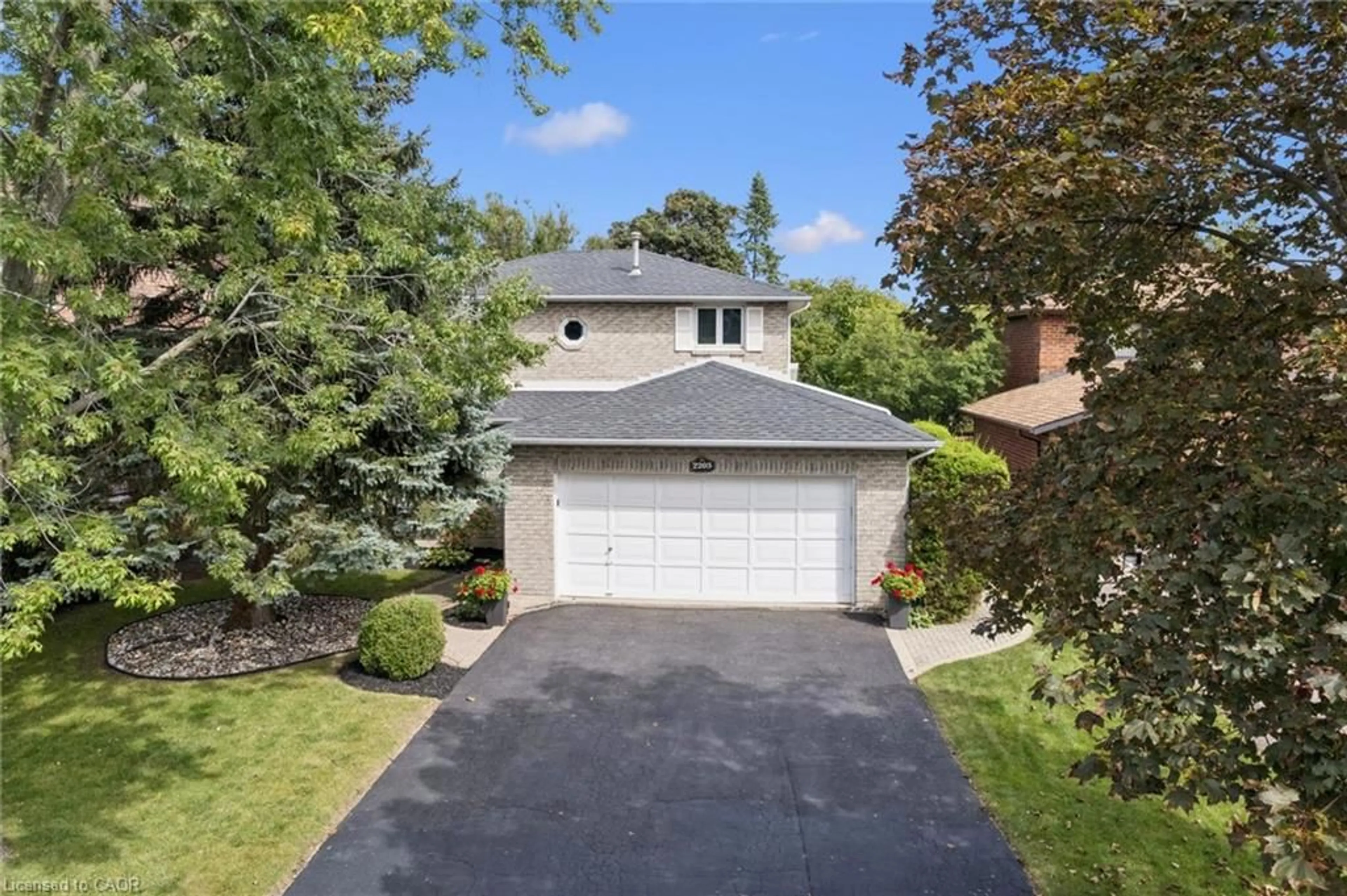 A pic from outside/outdoor area/front of a property/back of a property/a pic from drone, street for 2203 Robin Dr, Mississauga Ontario L5K 2L5