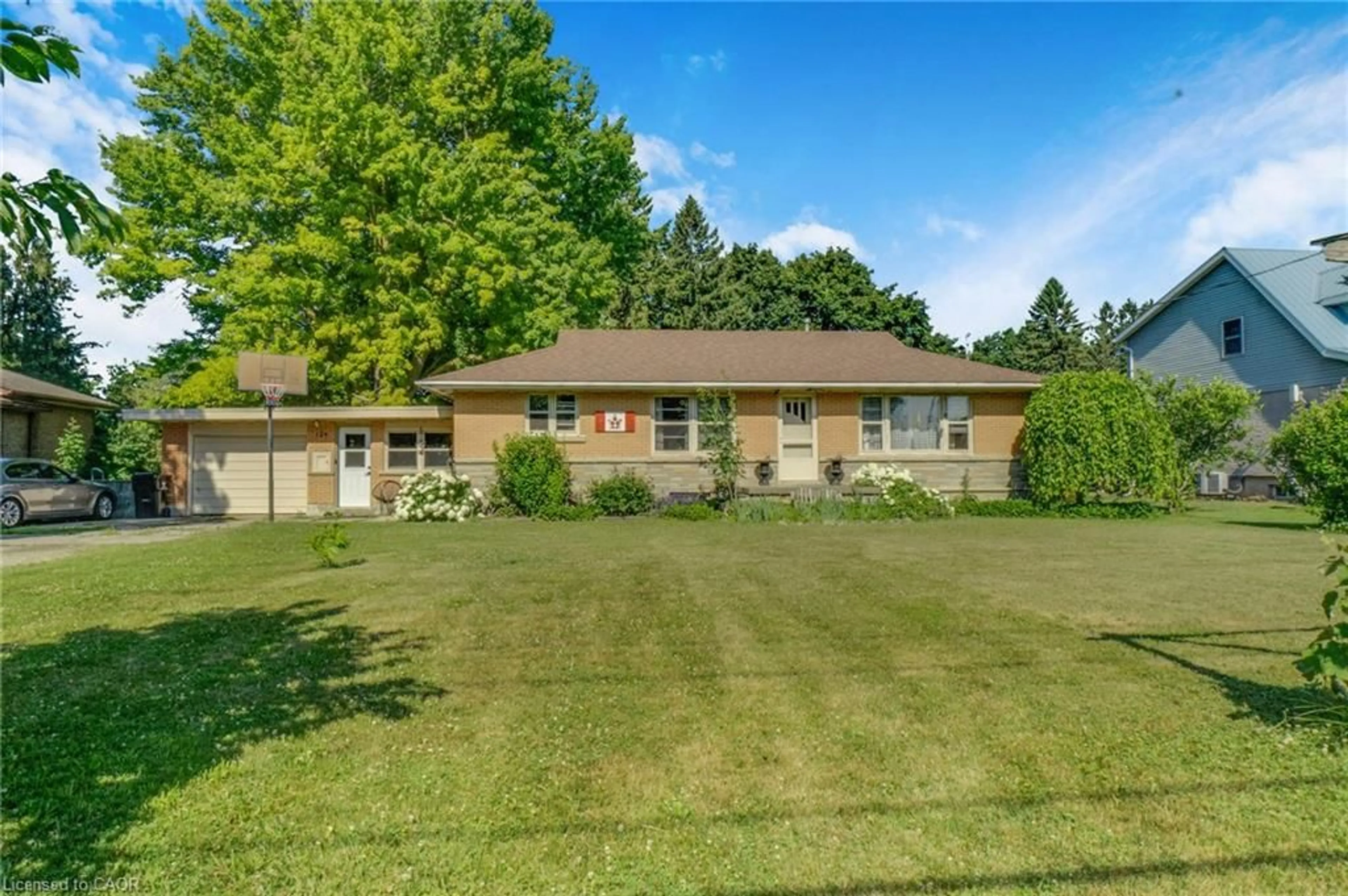 A pic from outside/outdoor area/front of a property/back of a property/a pic from drone, unknown for 124 Northside Dr, St. Jacobs Ontario N0B 2N0
