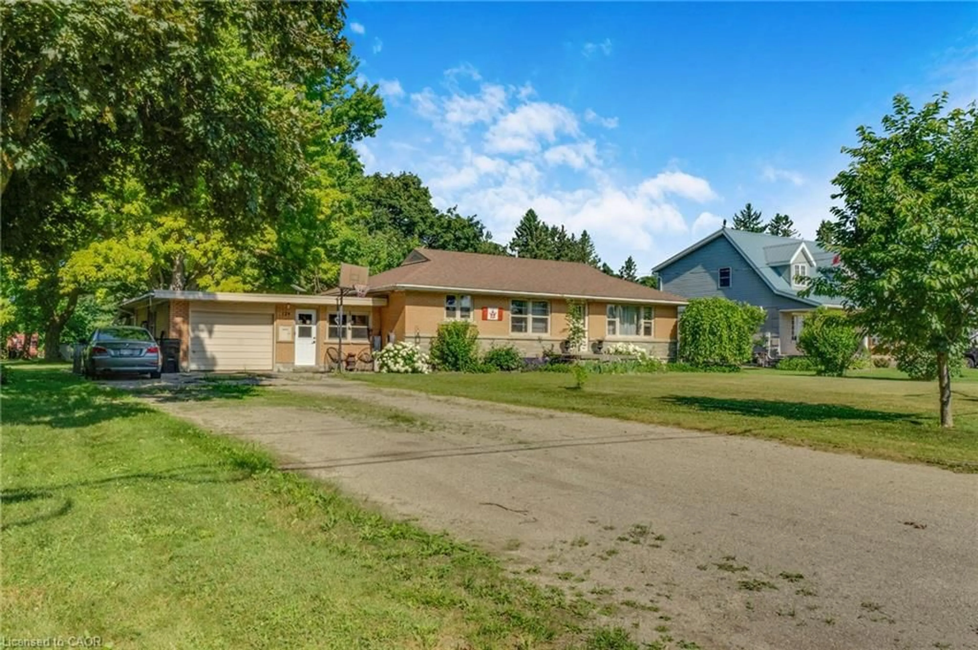 A pic from outside/outdoor area/front of a property/back of a property/a pic from drone, unknown for 124 Northside Dr, St. Jacobs Ontario N0B 2N0