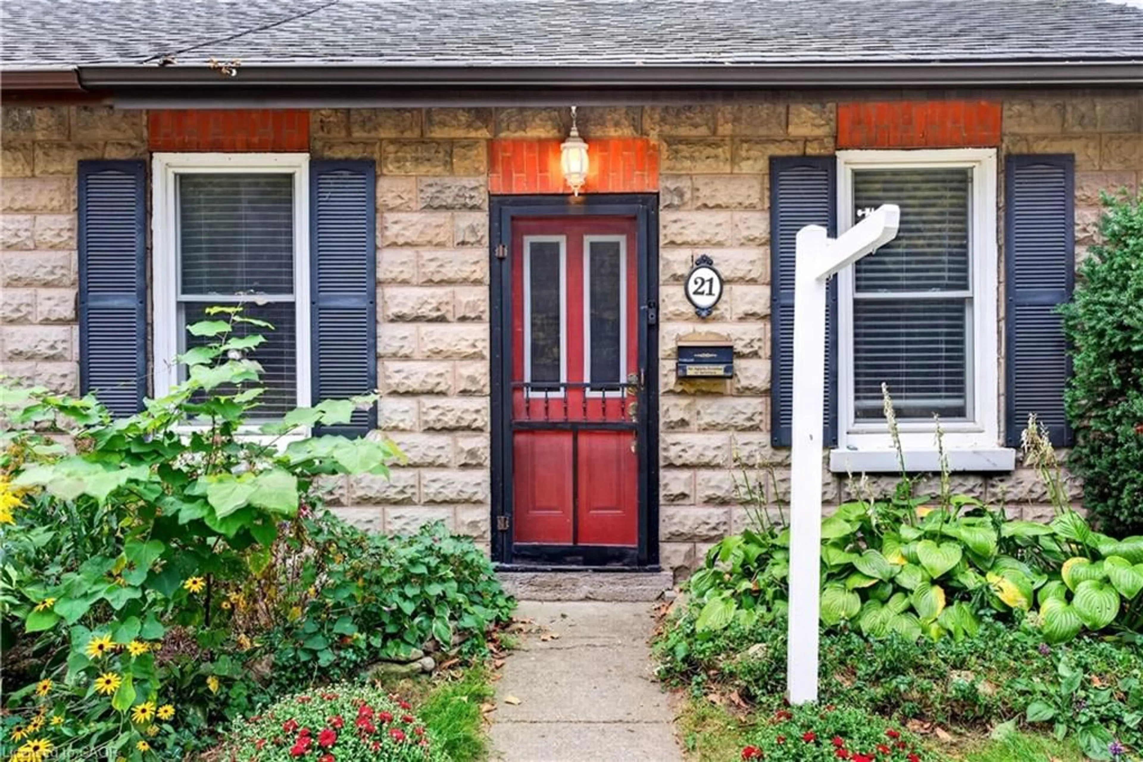 Indoor entryway for 21 Brock St, Dundas Ontario L9H 3A6