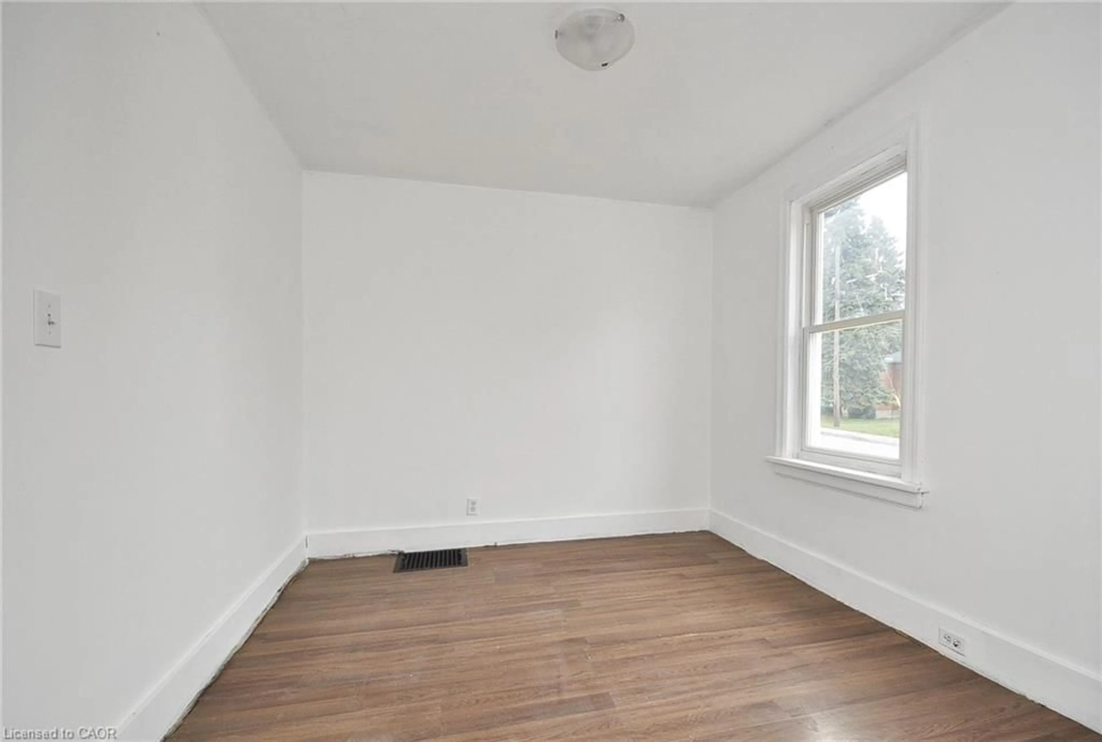 A pic of a room for 13 1/2 Waterside Ave, Cambridge Ontario N1R 1E8